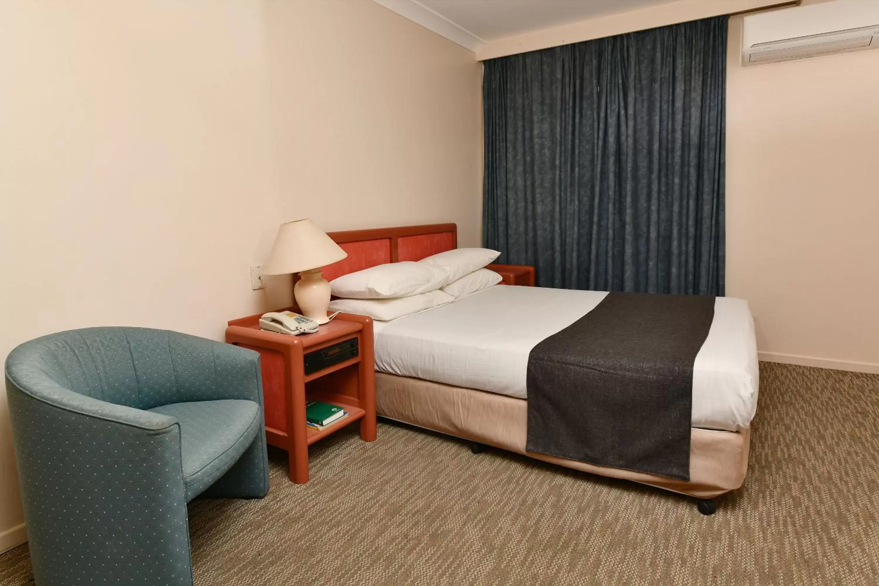 Bed in Burke and Wills Motor Inn