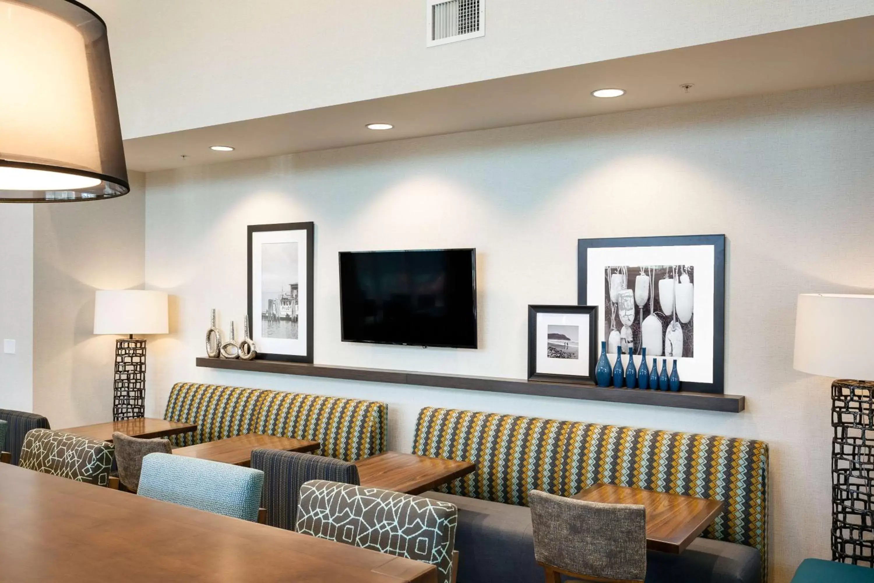 Lobby or reception, Lounge/Bar in Hampton Inn & Suites by Hilton Seattle/Northgate