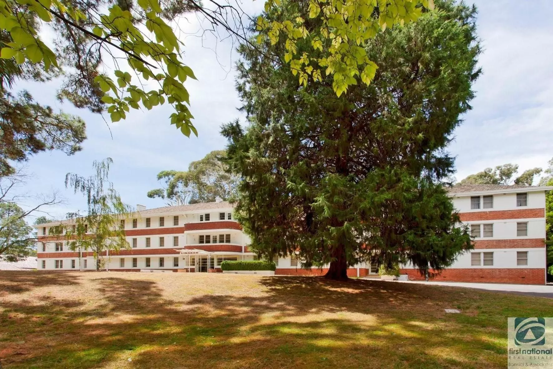 Property building in Linaker Art Deco Motel