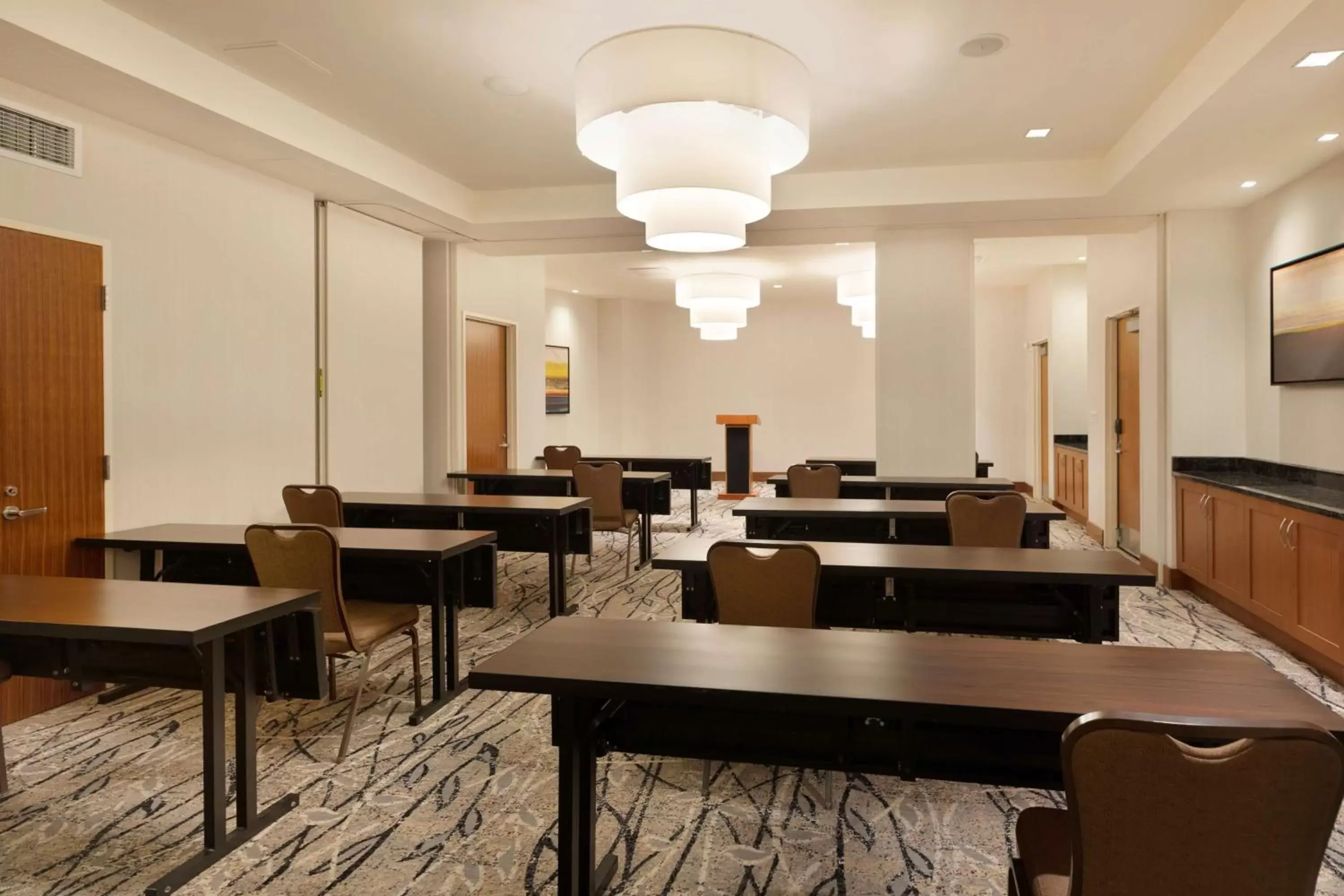 Meeting/conference room, Restaurant/Places to Eat in Hilton Garden Inn Long Island City