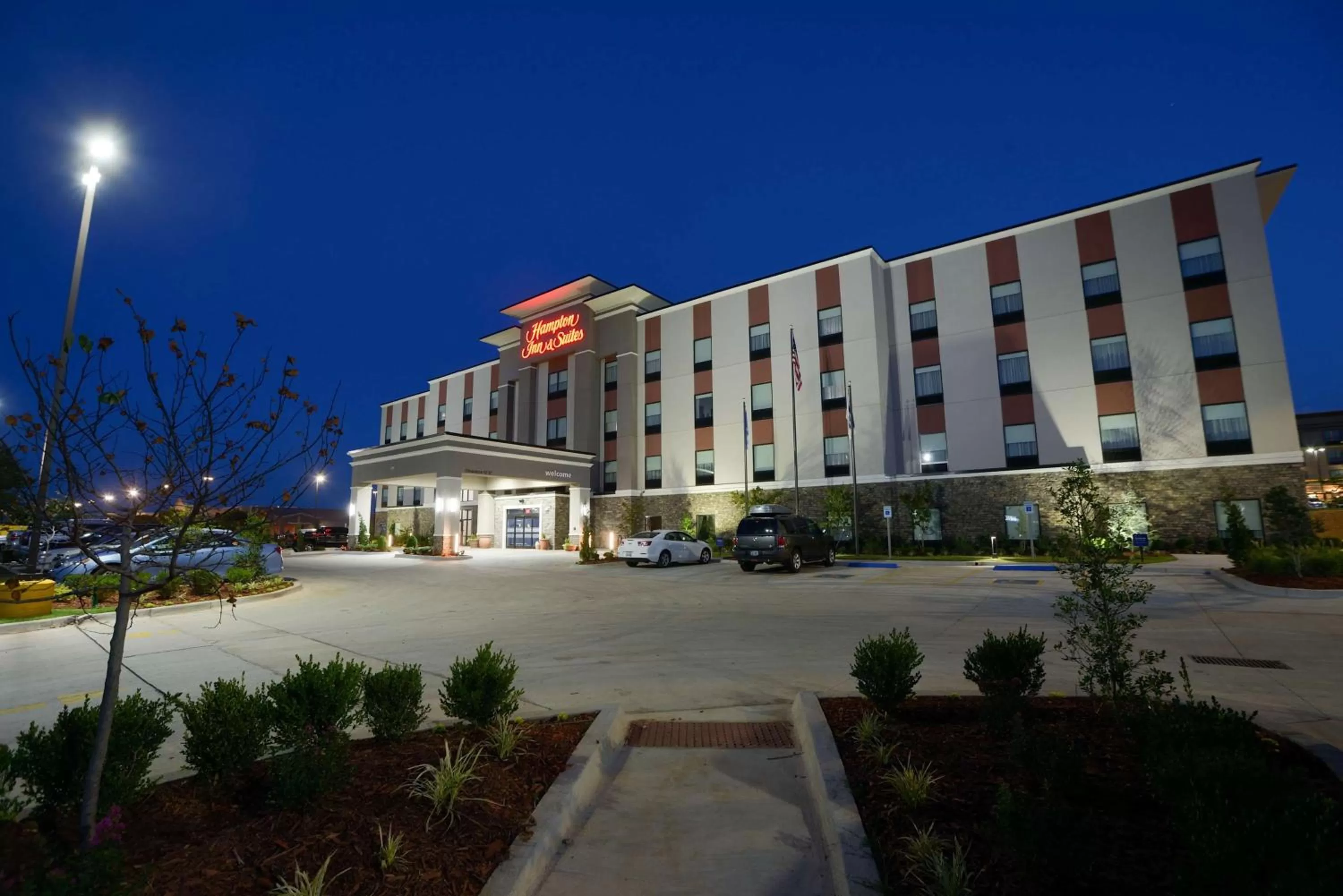 Property building in Hampton Inn & Suites Stillwater West