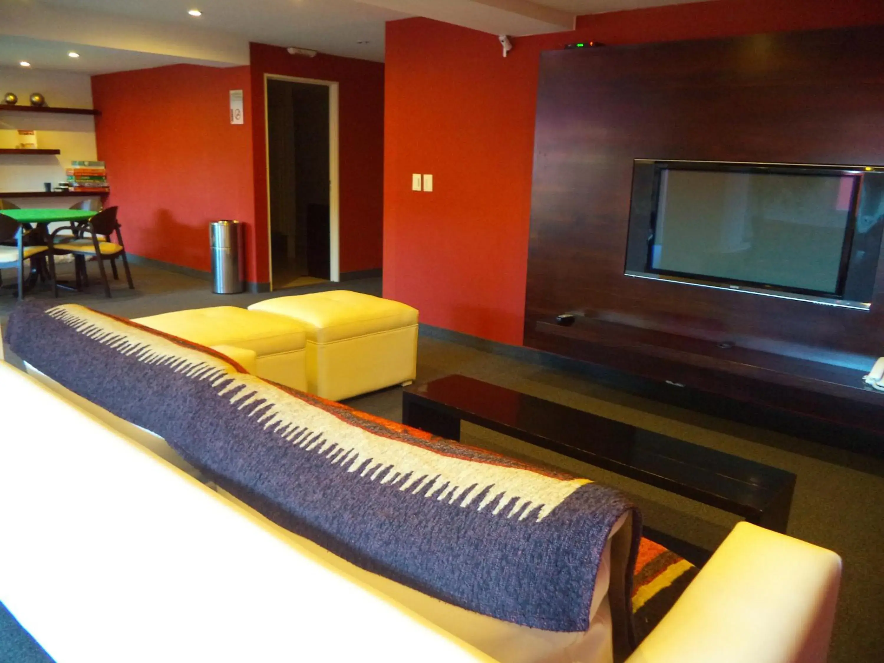 Communal lounge/ TV room, TV/Entertainment Center in MIL810 Ushuaia Hotel