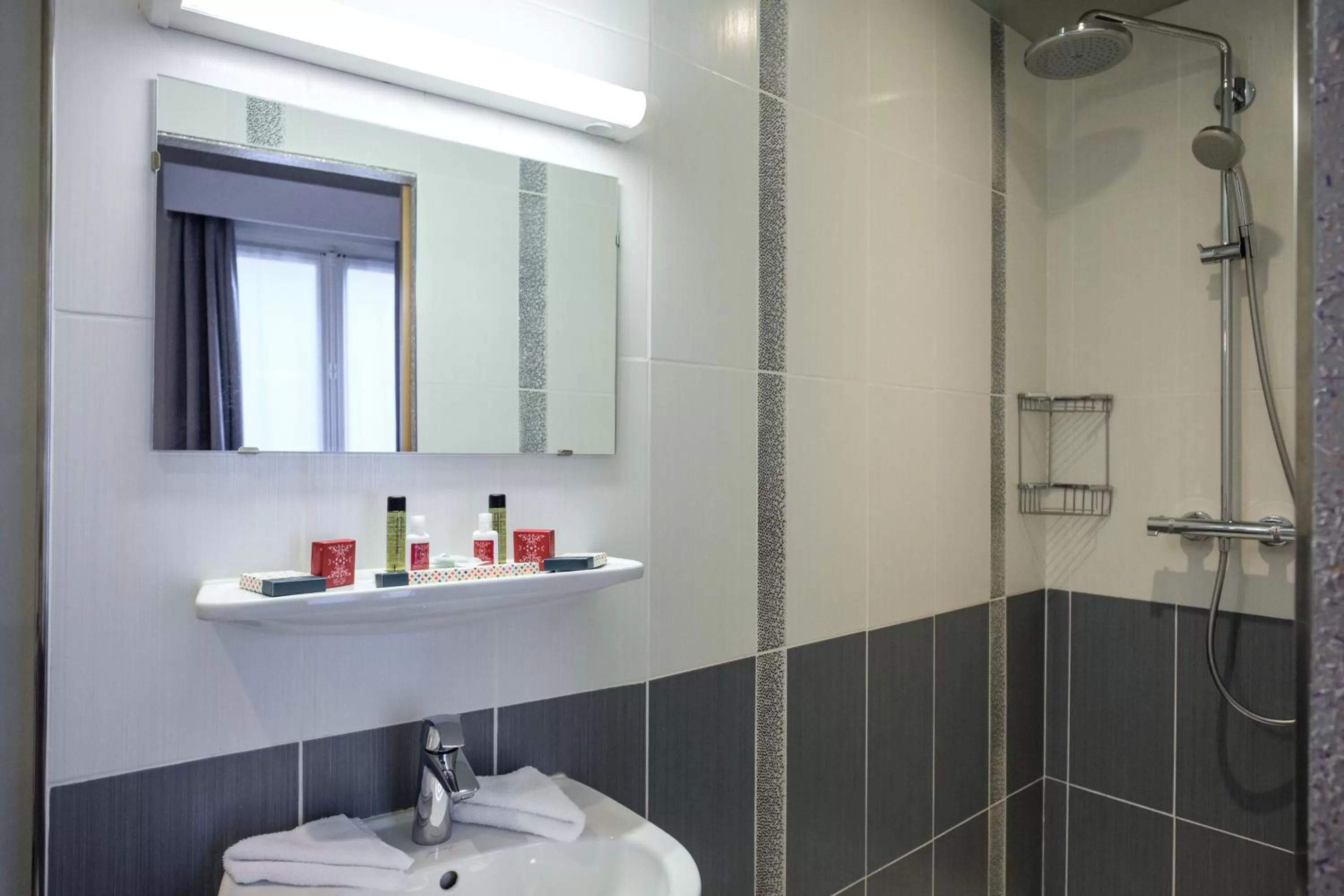 Shower in HOTEL DE PARIS MONTPARNASSE