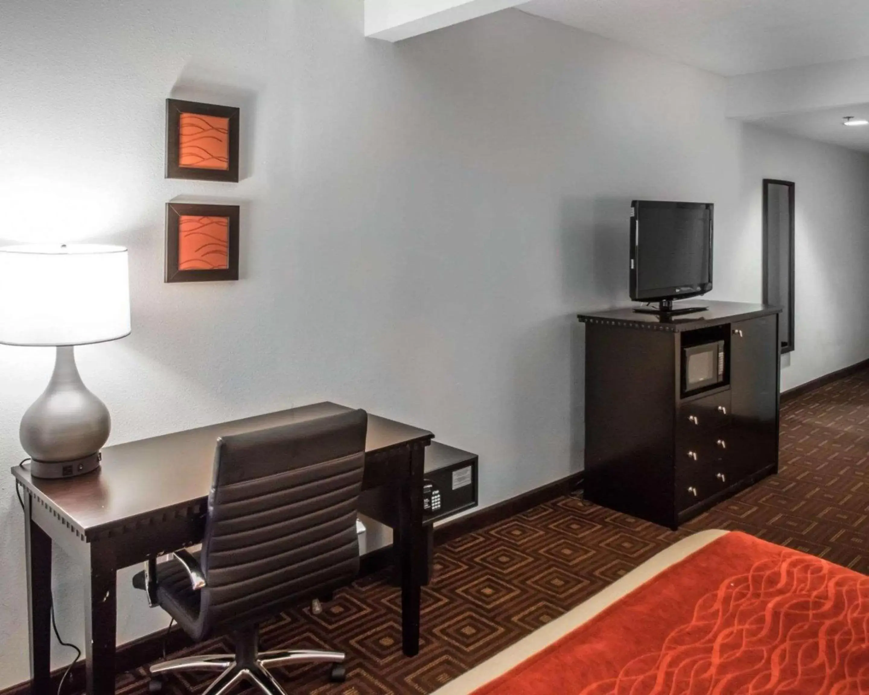 Photo of the whole room, TV/Entertainment Center in Quality Inn & Suites NJ State Capital Area