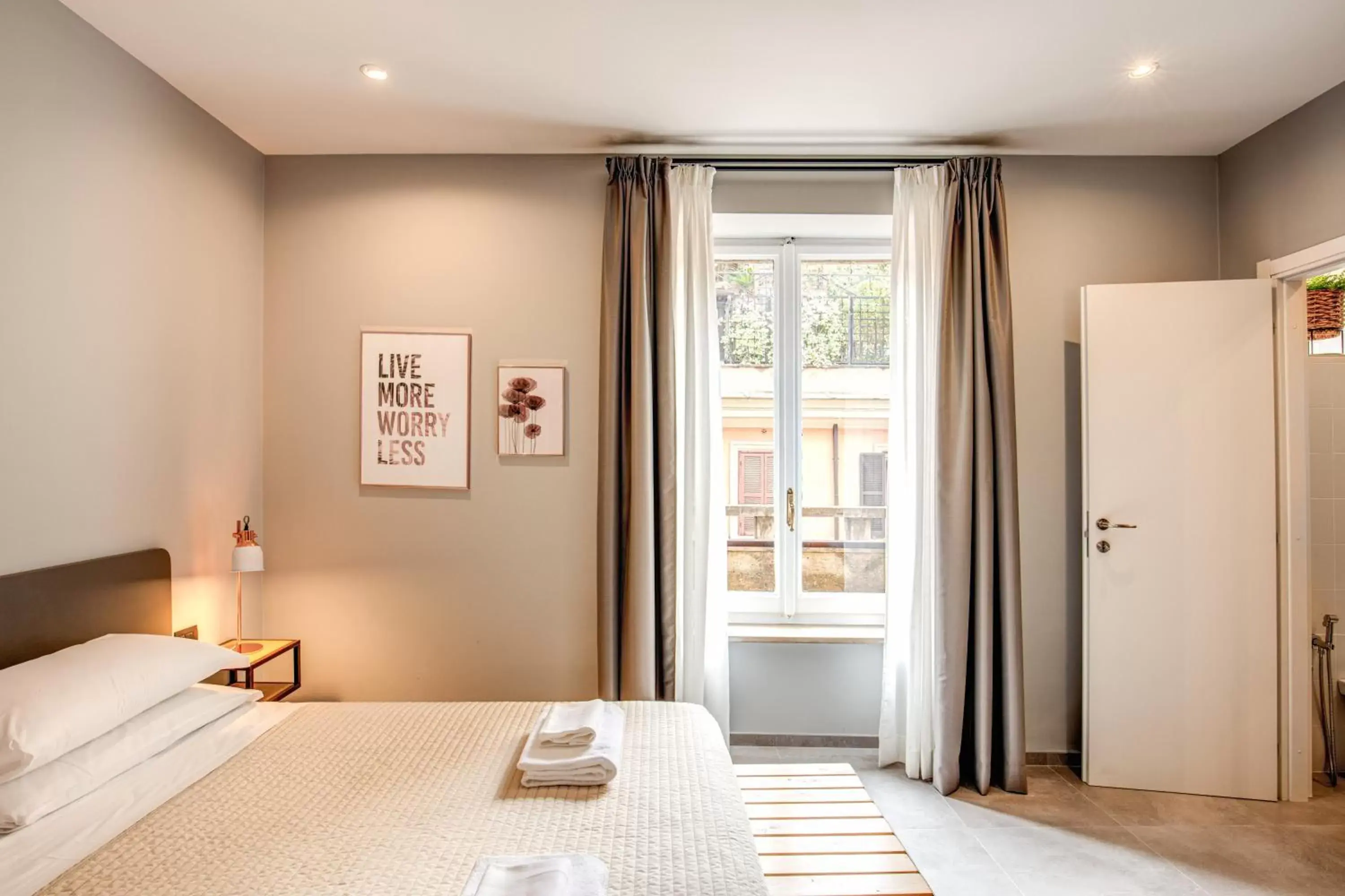 Bedroom, Bed in Hotel King Bedroom, Bed in Hotel King