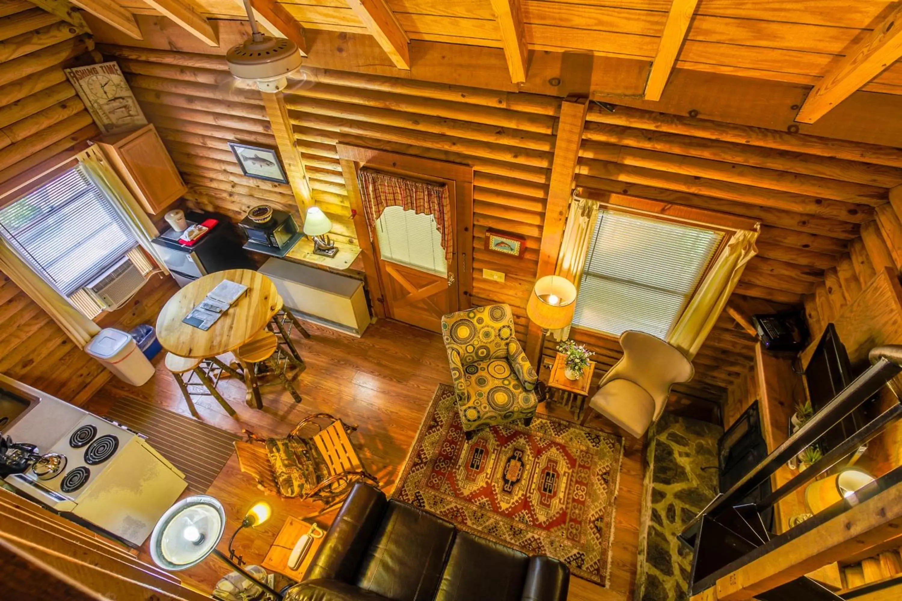 Living room in Mountainaire Inn and Log Cabins