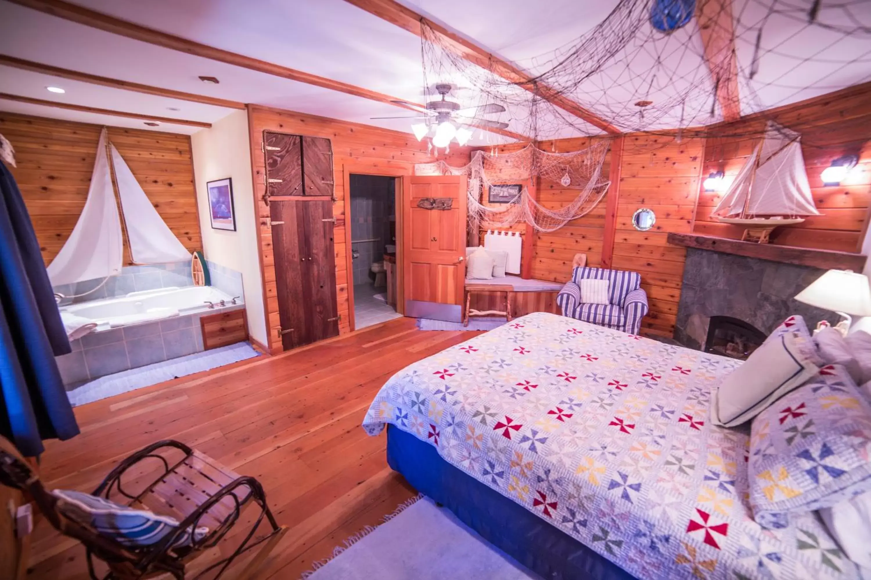 Photo of the whole room, Bed in Cottage Inn At Lake Tahoe