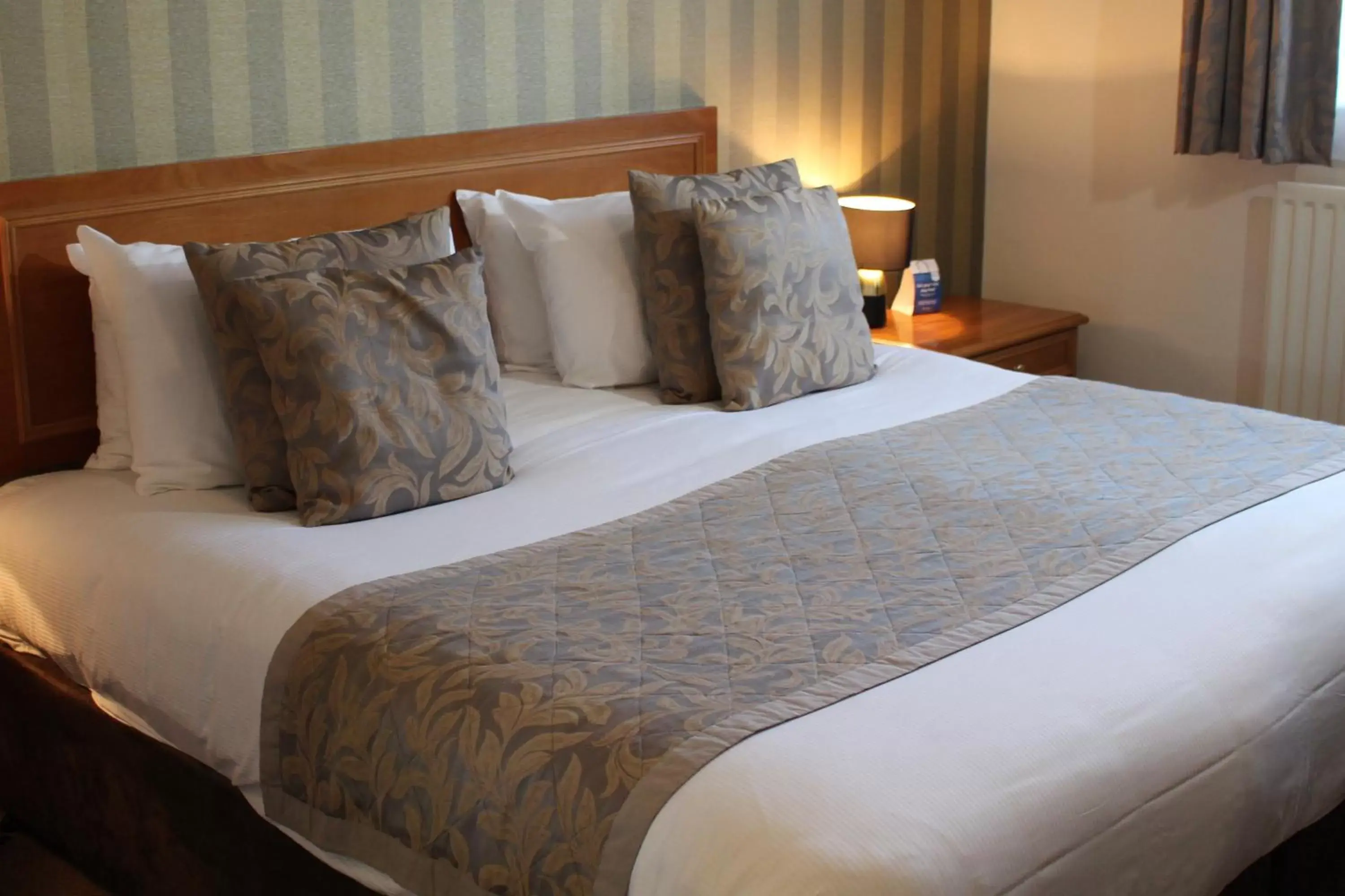 Bed in Best Western Manor Hotel