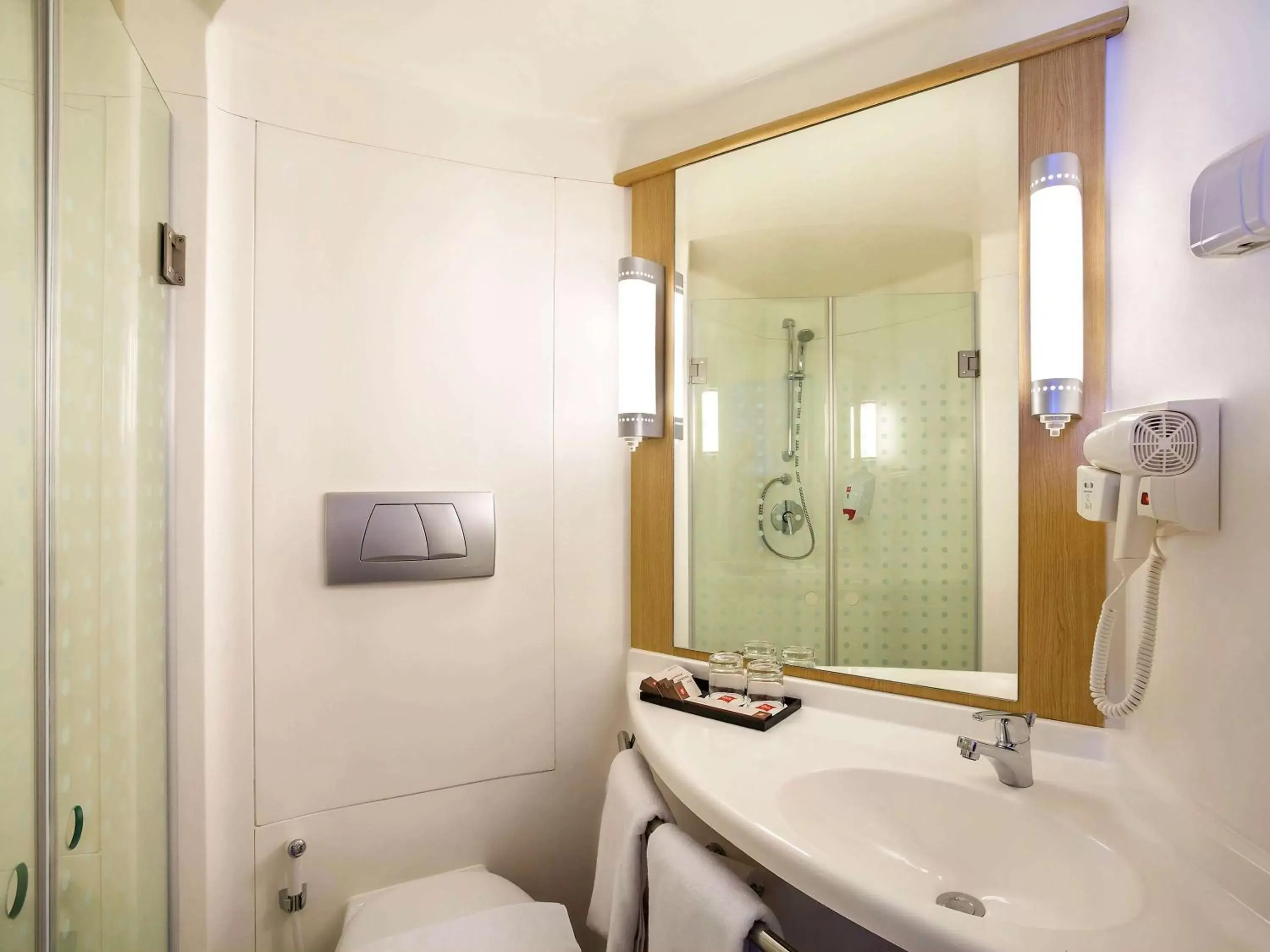 Photo of the whole room, Bathroom in Ibis Manado City Center Boulevard