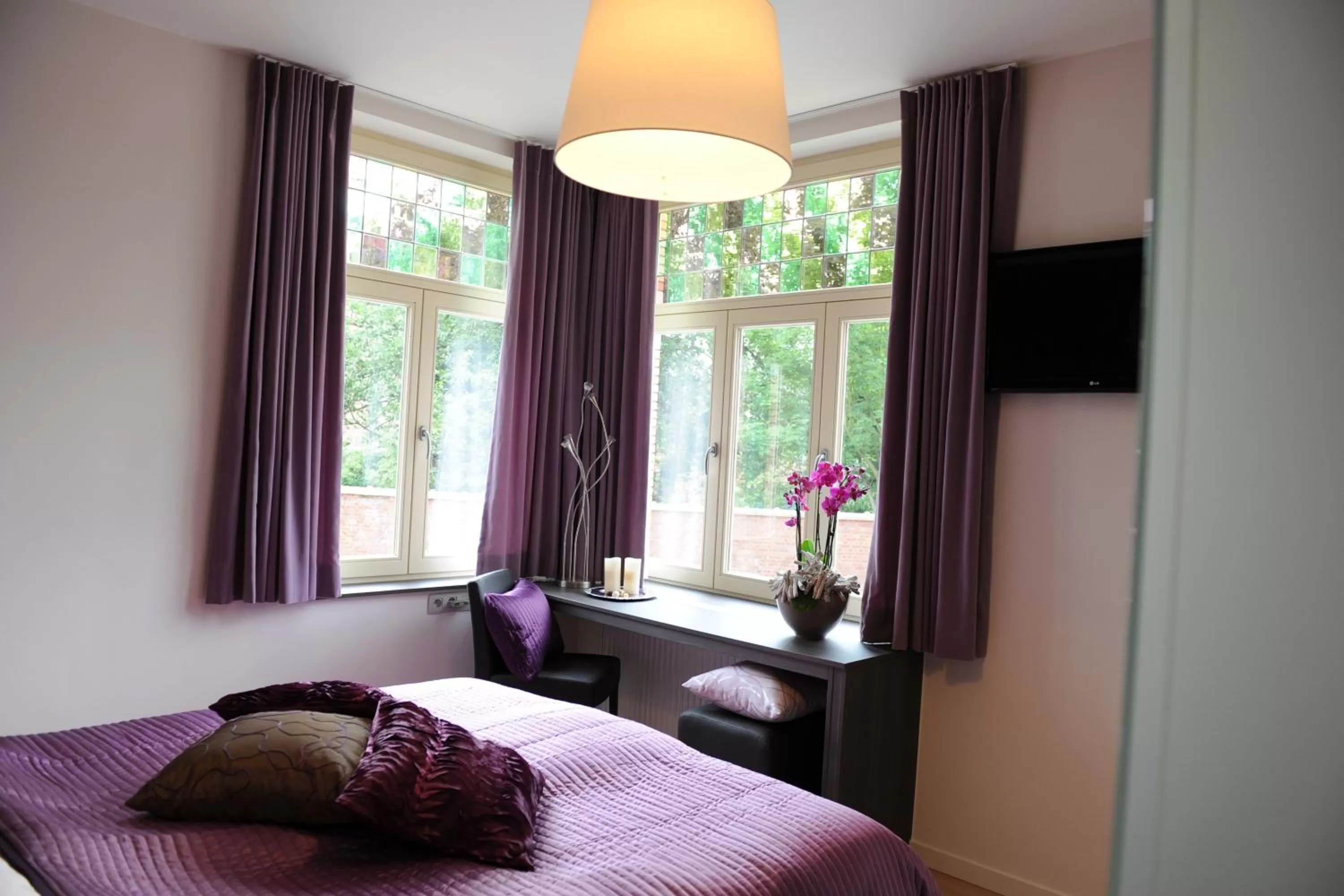 Bed in Charmehotel Villa Saporis