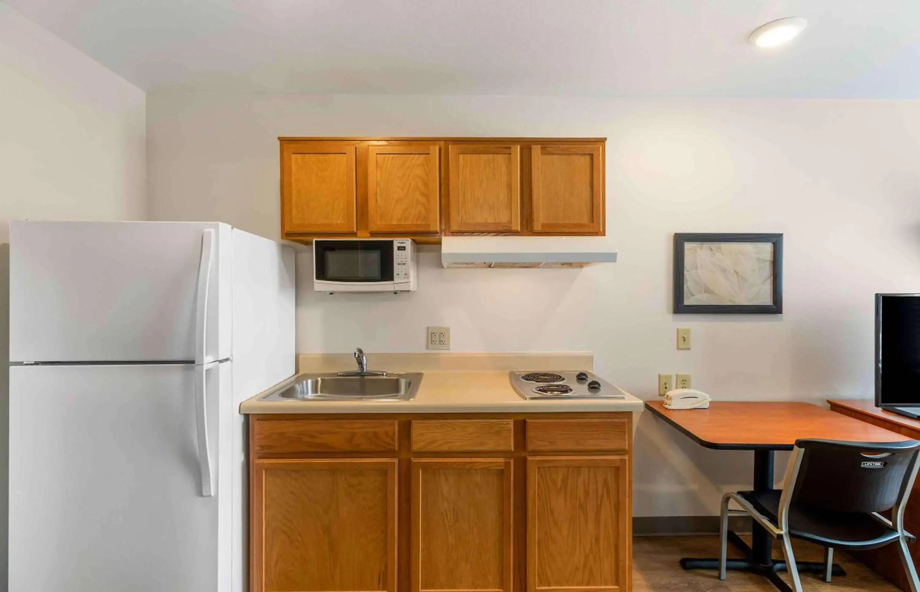 Bedroom, Kitchen/Kitchenette in Extended Stay America Select Suites - Firestone