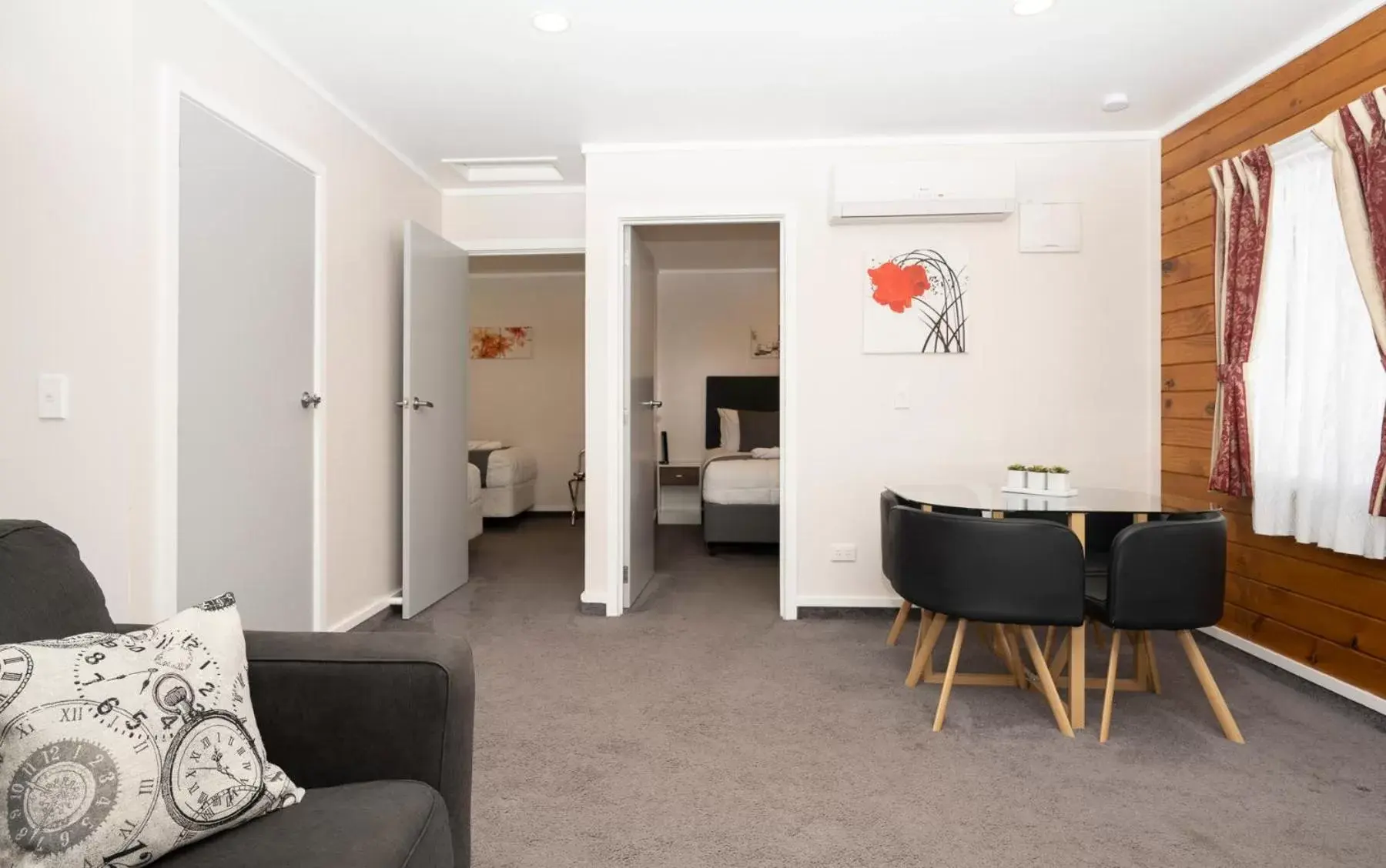 Living room, Seating Area in Tudor Park Motel