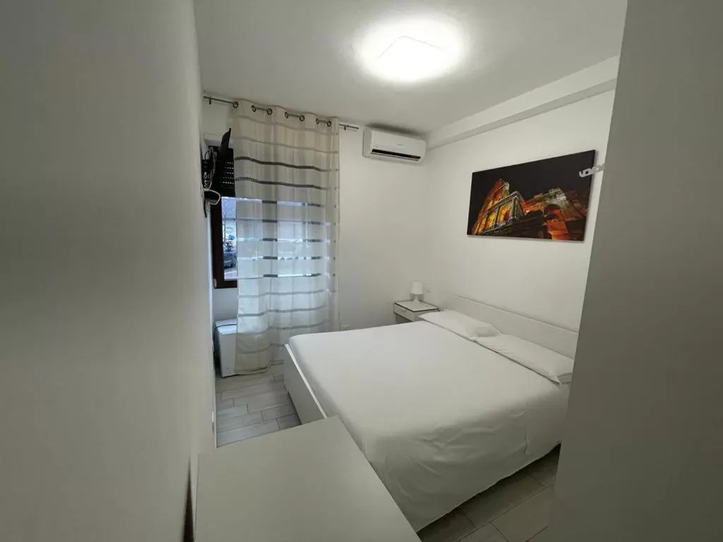 Property building, Bed in B&B metro B 10 passi dalla metro B