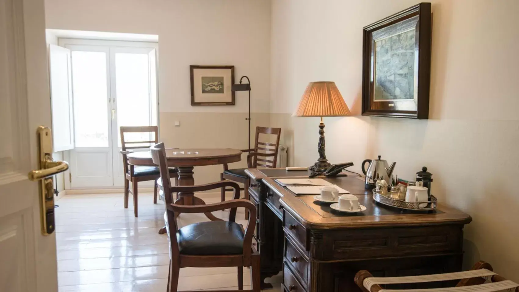 Seating area, Kitchen/Kitchenette in Hotel La Fuente de la Higuera