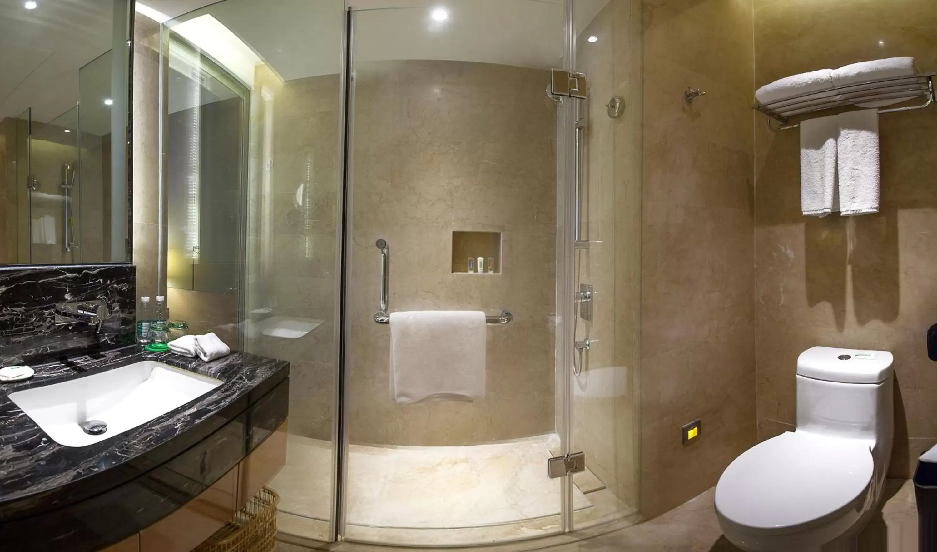 Photo of the whole room, Bathroom in Holiday Inn Chengdu Oriental Plaza, an IHG Hotel