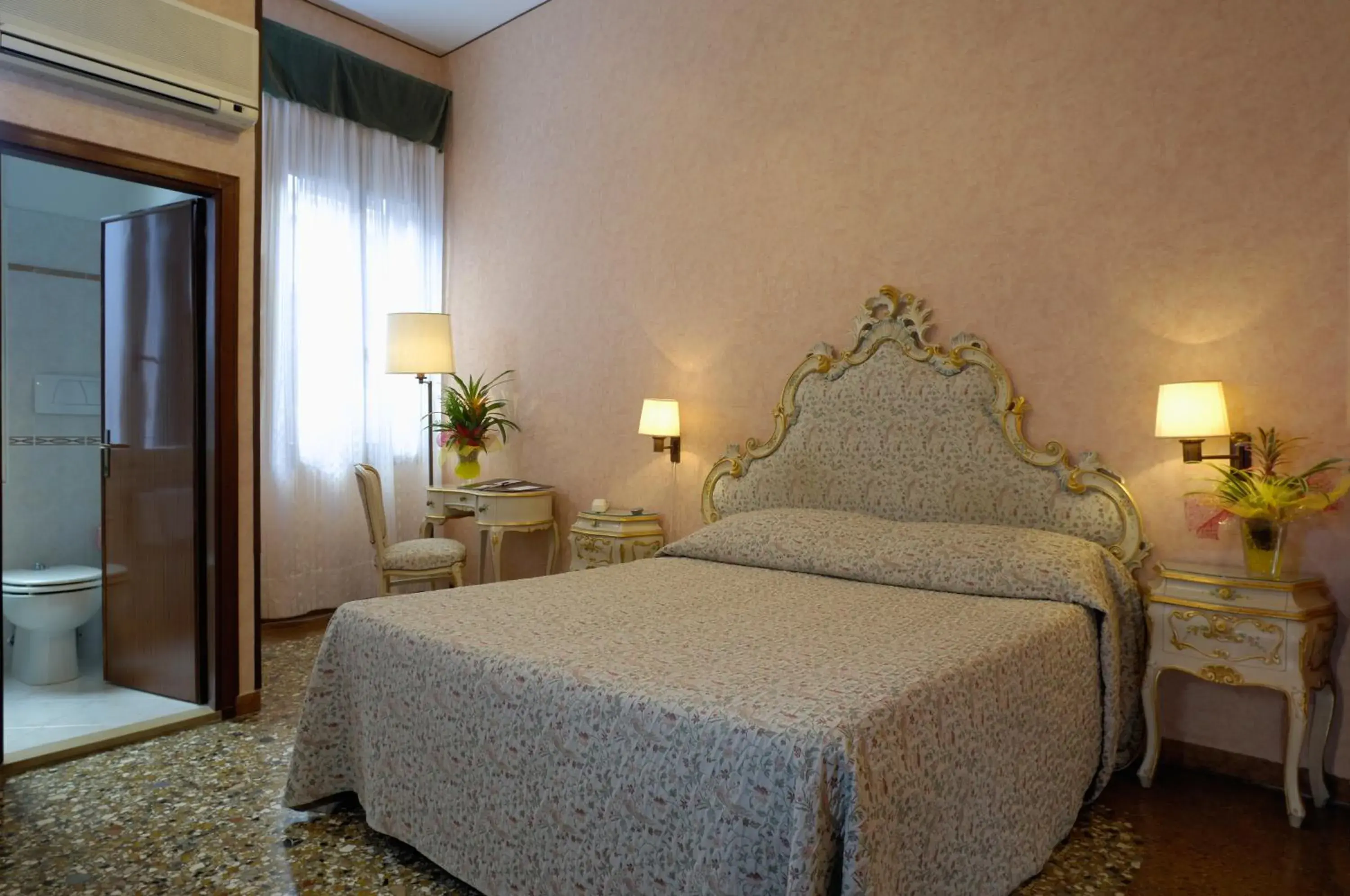 Bed in Albergo Basilea