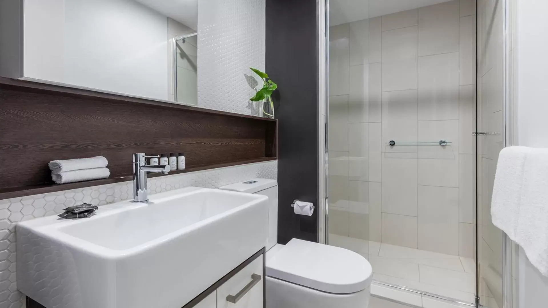 Bathroom in Oaks Melbourne Southbank Suites
