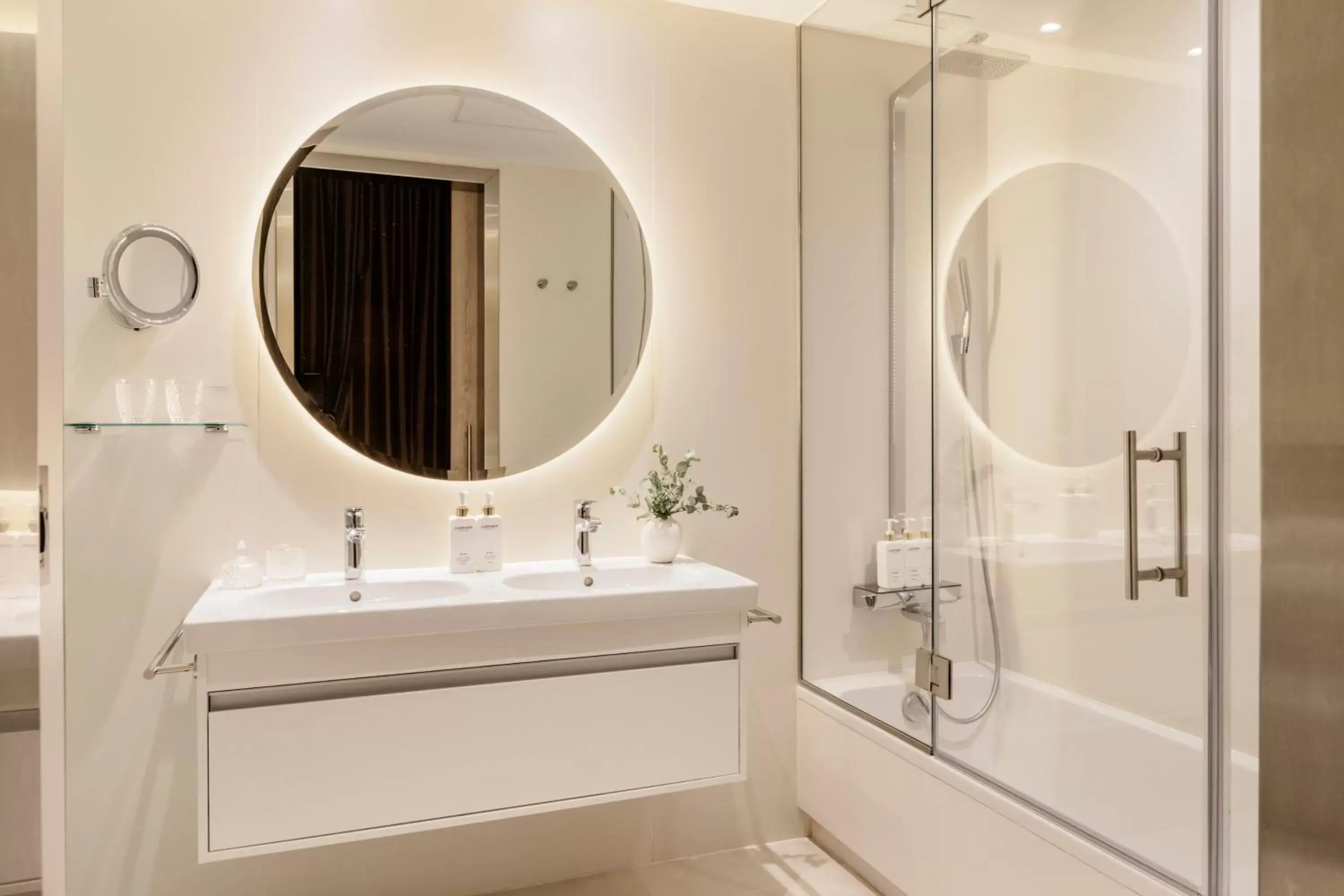 Shower, Bathroom in Palacio de los Duques Gran Meliá - The Leading Hotels of the World