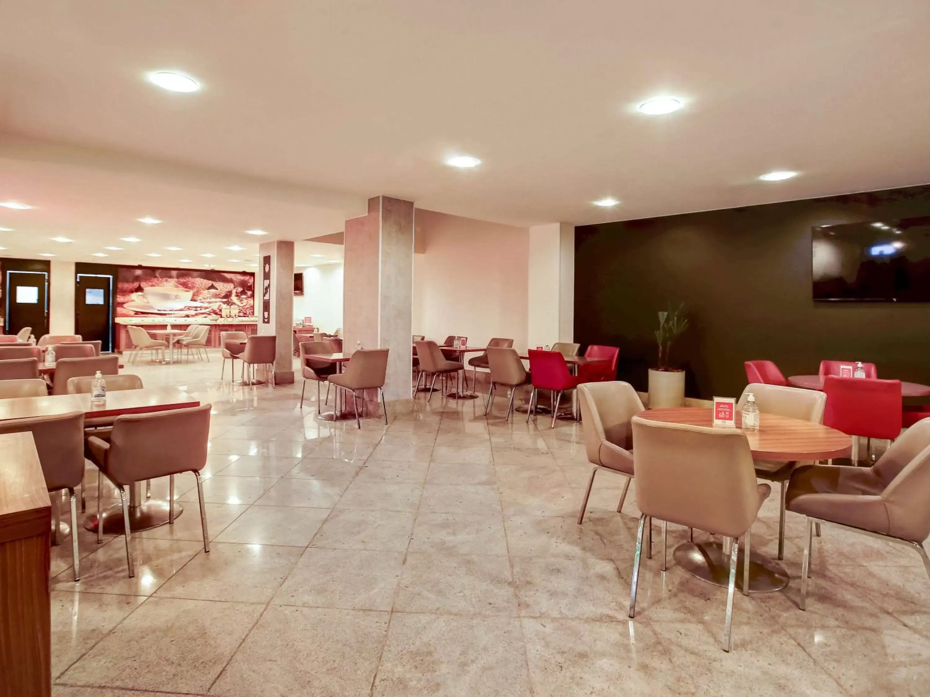 Restaurant/Places to Eat in ibis Copacabana Posto 2