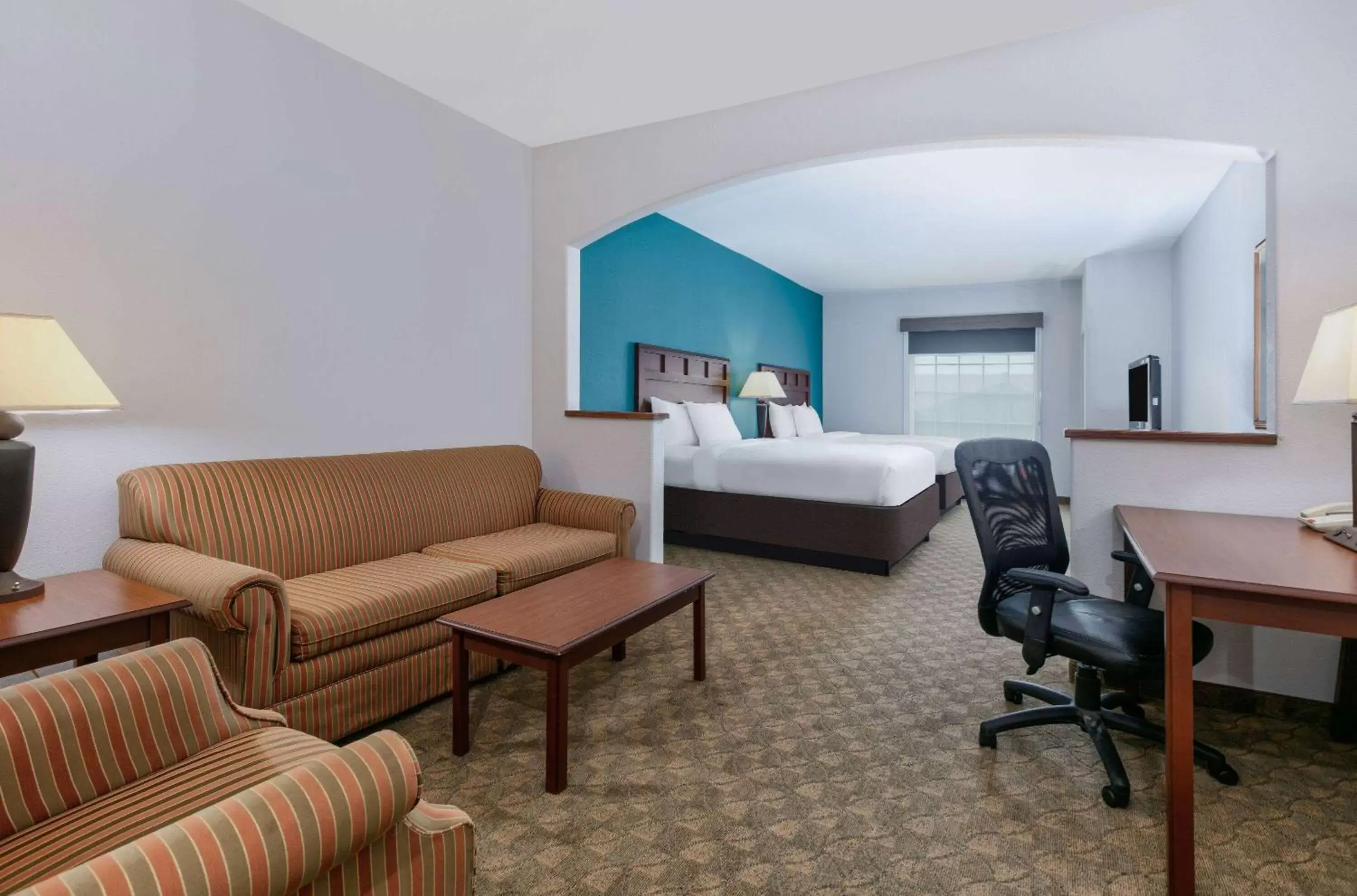Bed, Seating Area in Baymont Inn & Suites by Wyndham Glen Rose