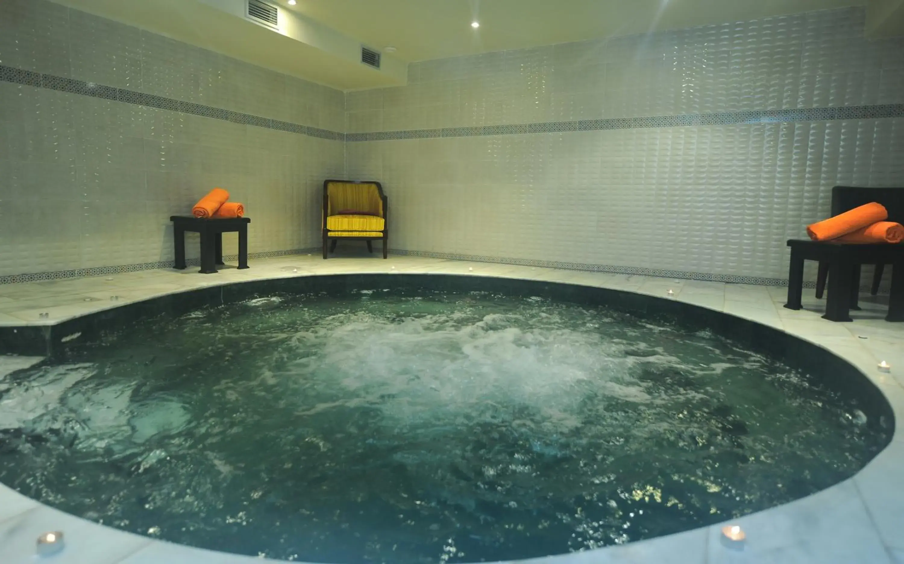 Hot Tub, Swimming Pool in Hotel Riad Ennakhil & SPA