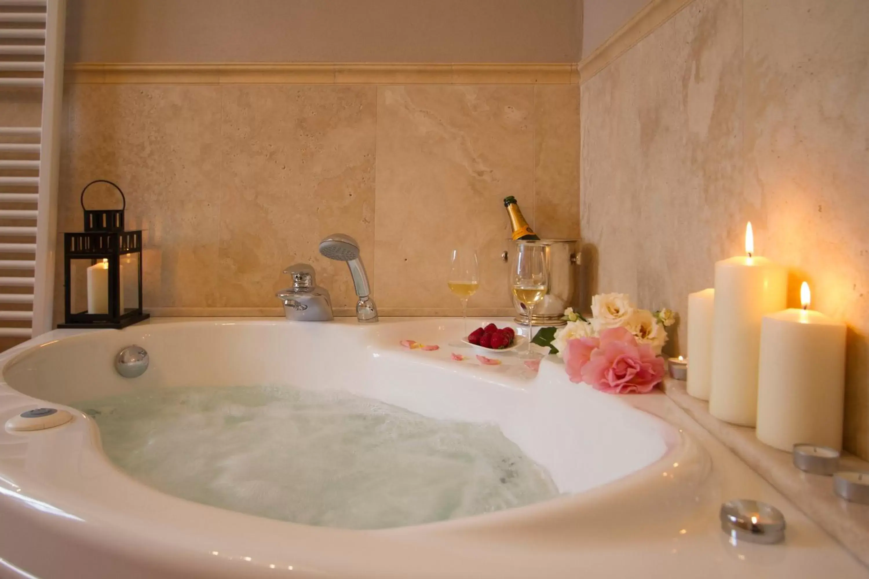 Hot Tub, Bathroom in Cortona Suite