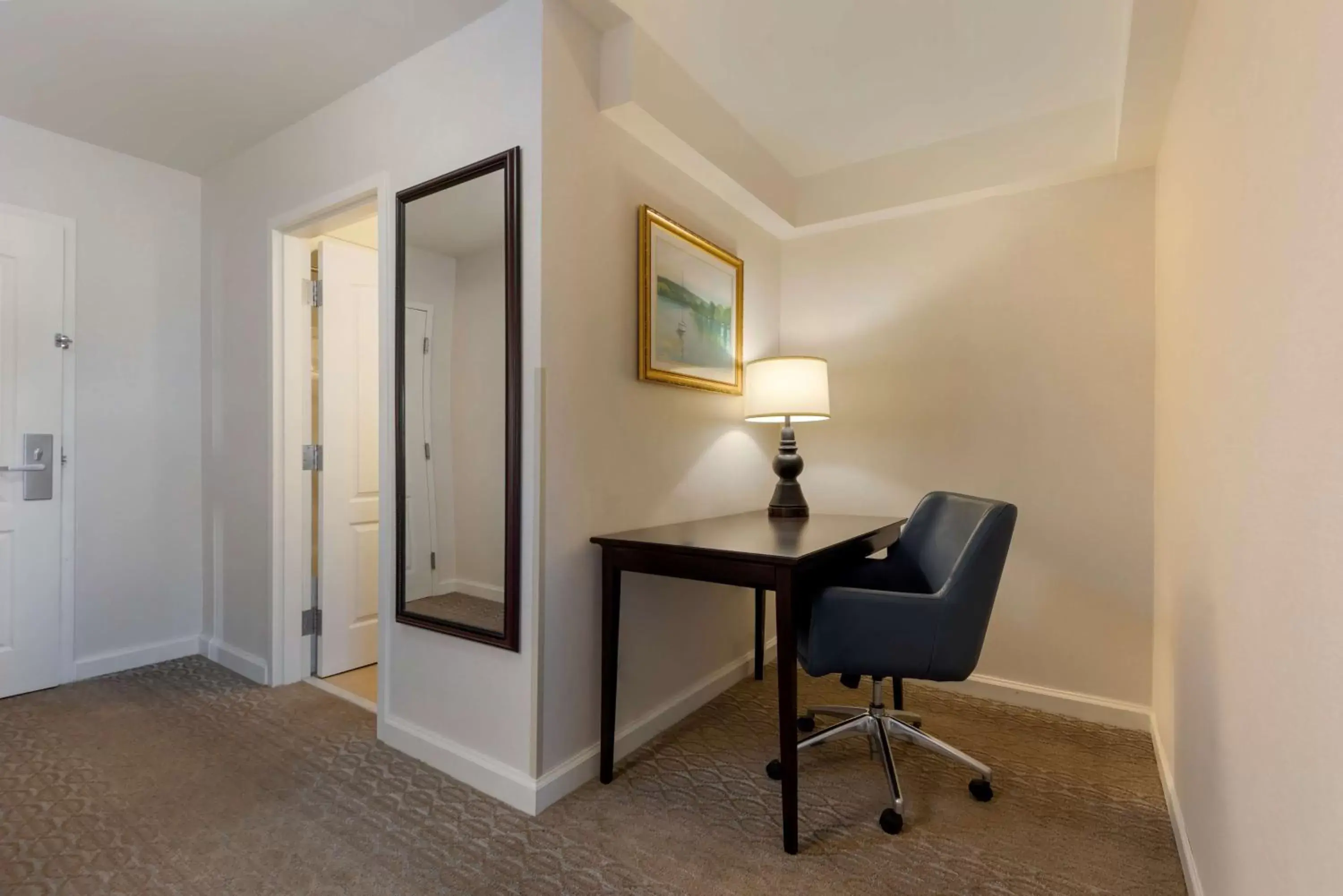 Bedroom, Seating Area in Best Western PLUS Vineyard Inn and Suites