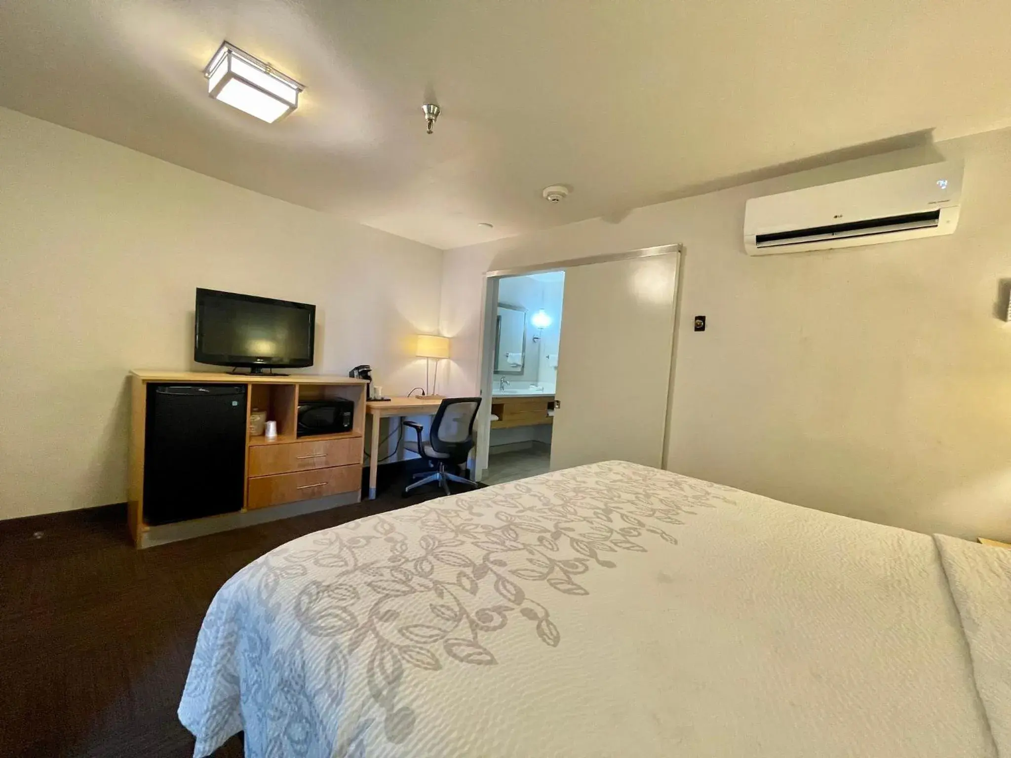 Bedroom, Bed in Red Roof Inn PLUS & Suites Tampa