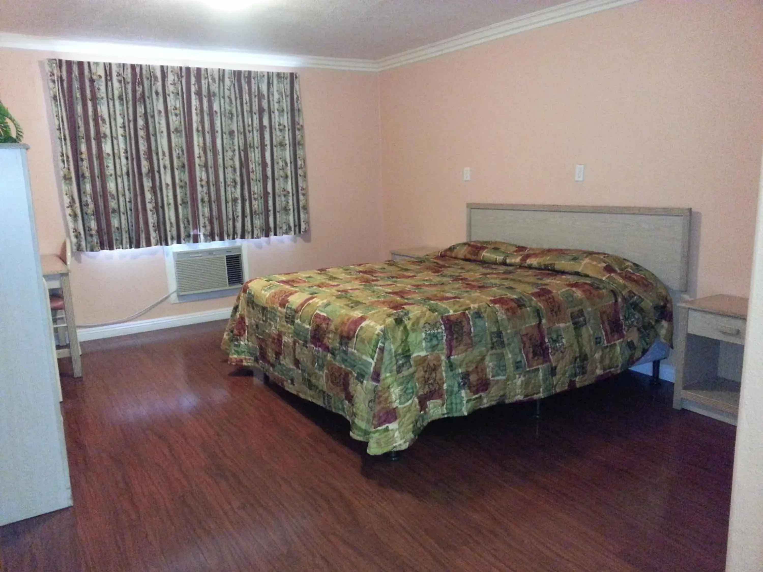 Photo of the whole room, Bed in Travel Inn