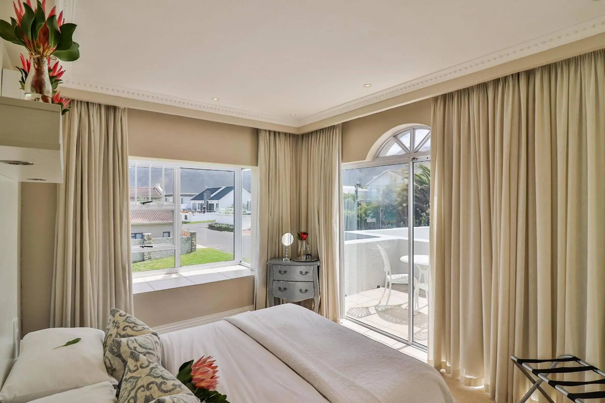 Bedroom, Bed in Hermanus Beachfront Lodge