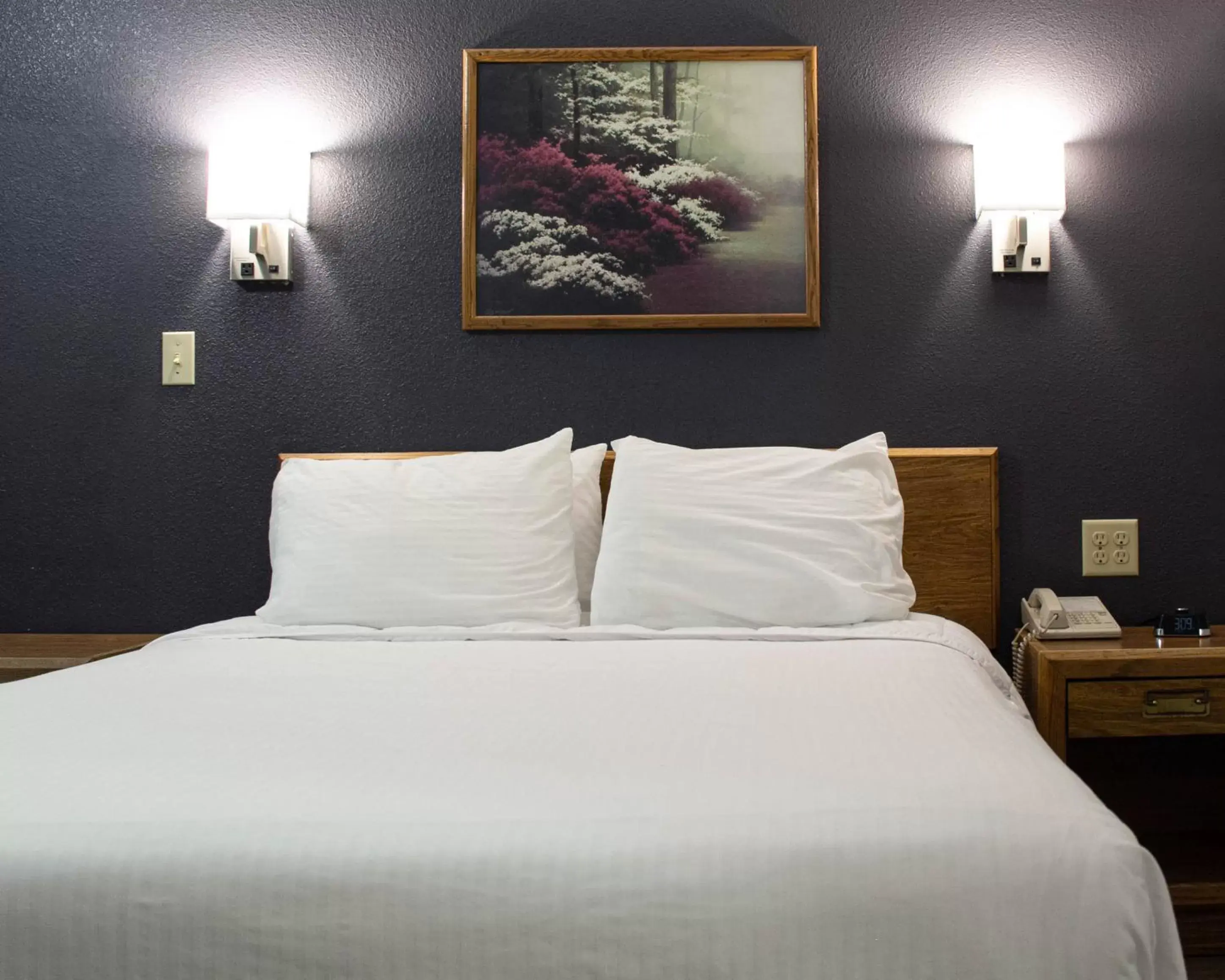 Bed in New Victorian Inn & Suites-Norfolk Bed in New Victorian Inn & Suites-Norfolk