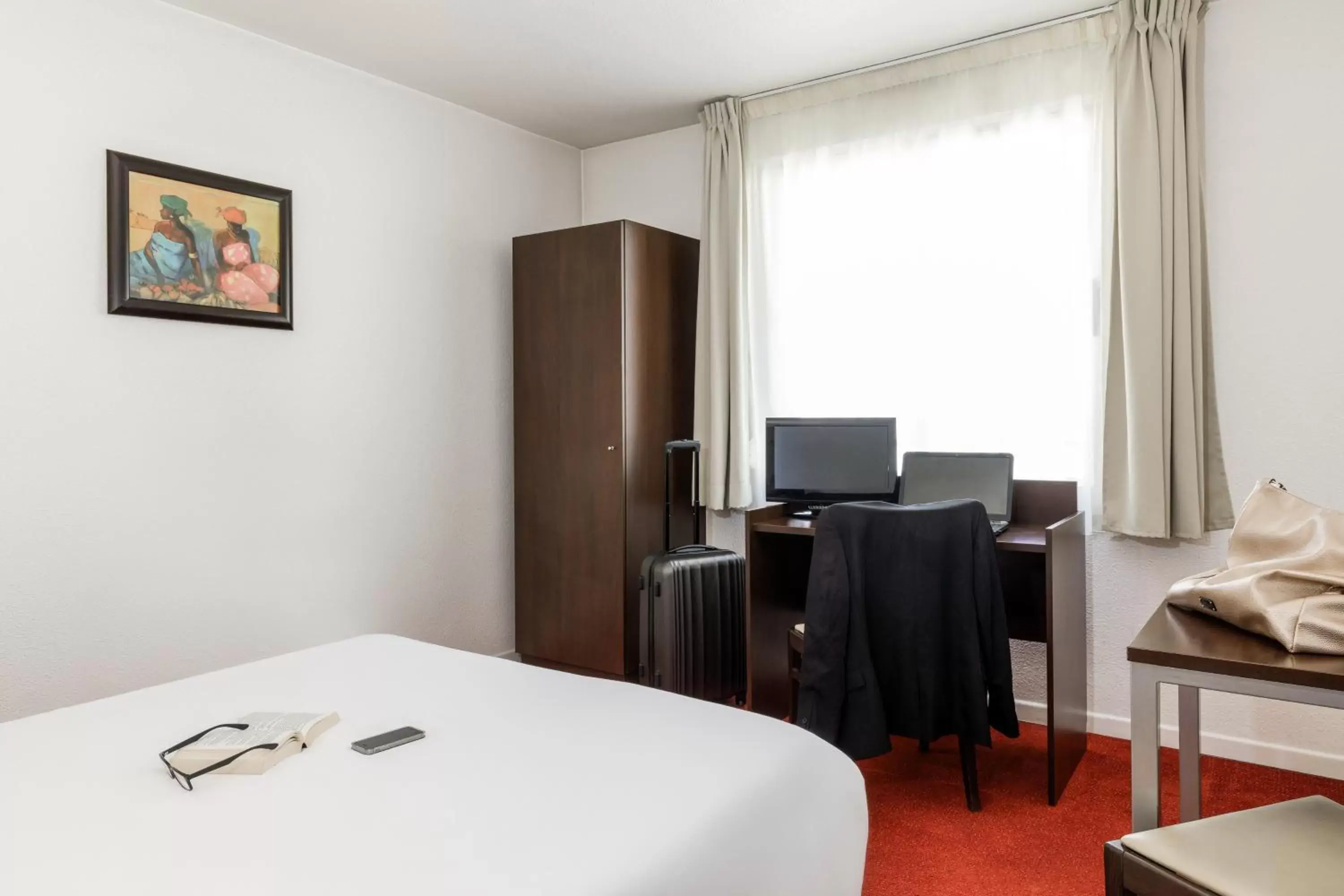 Bedroom, TV/Entertainment Center in Aparthotel Adagio Access Lille Vauban