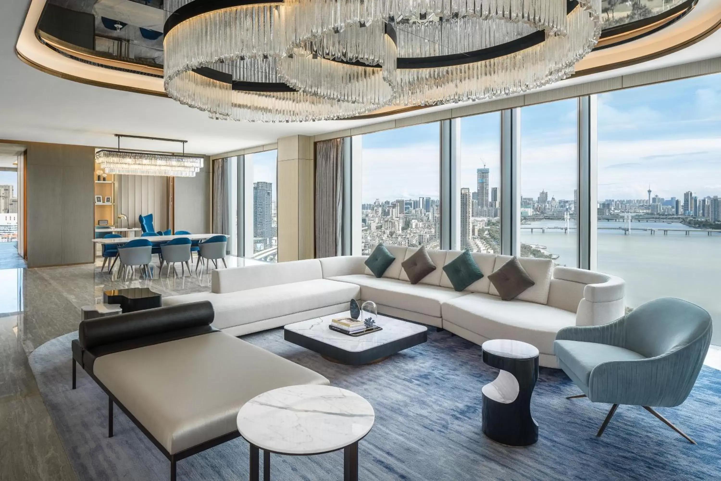 Living room, Seating Area in Renaissance Zhuhai Hotel