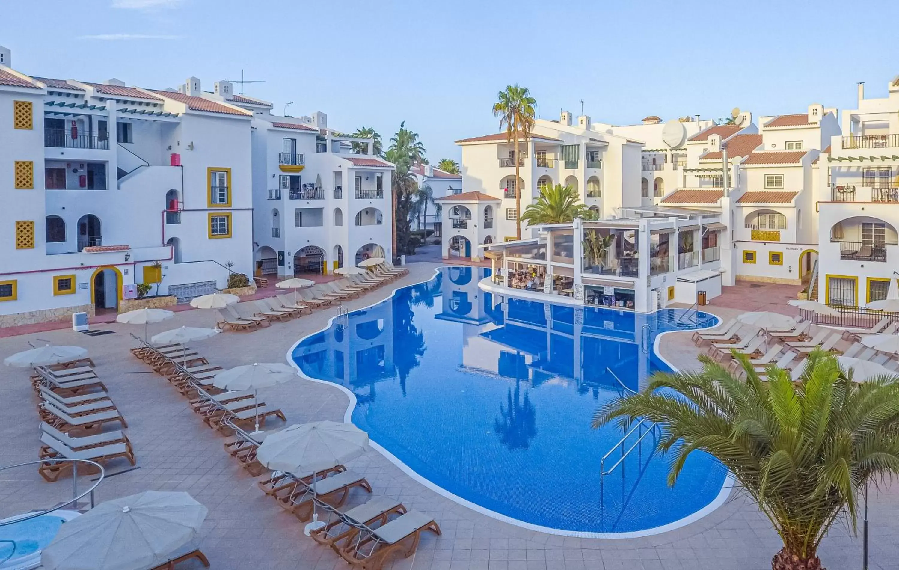 Swimming pool in Sunset Harbour Club Swimming pool in Sunset Harbour Club