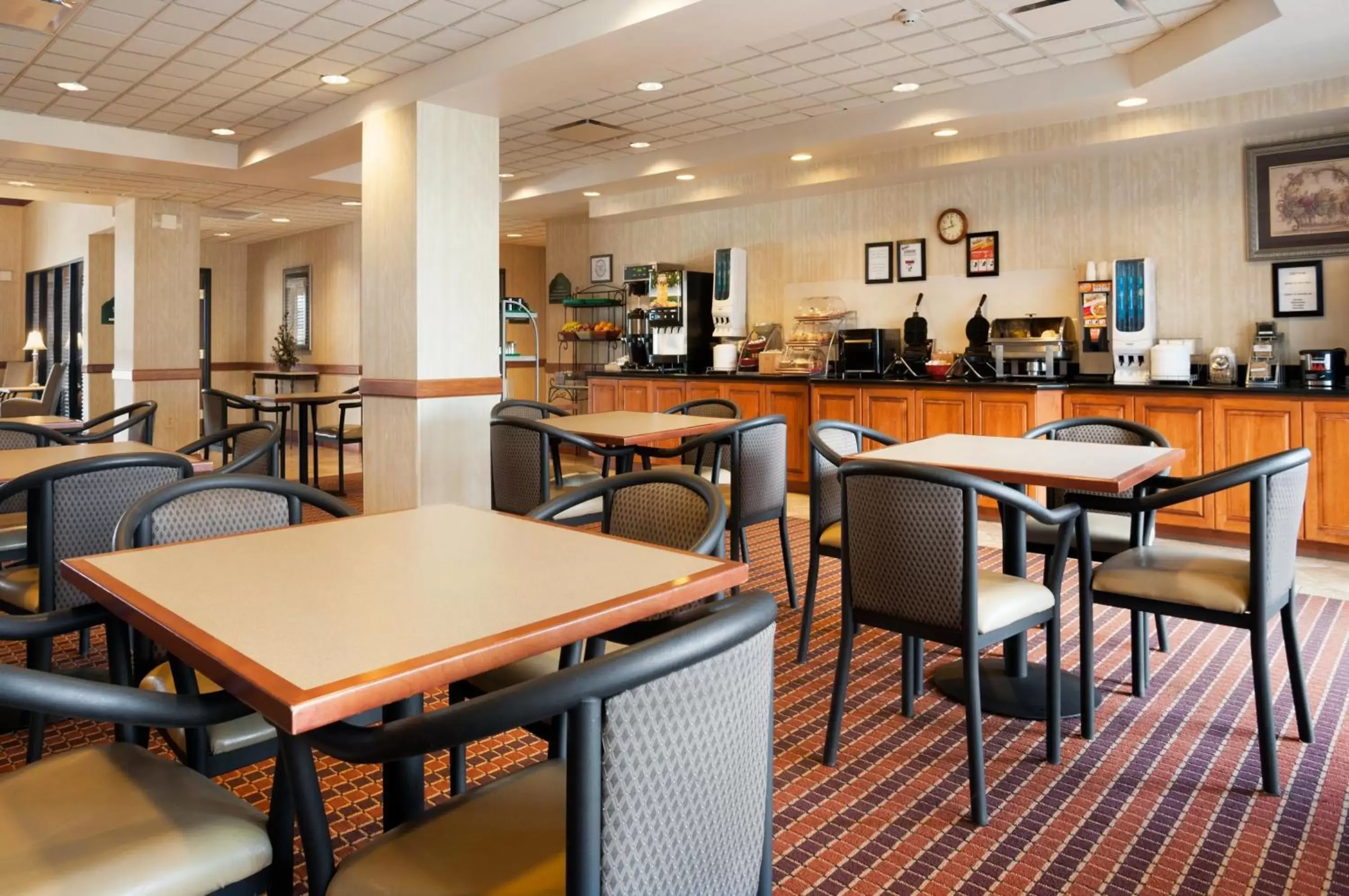Lobby or reception, Restaurant/Places to Eat in Wingate by Wyndham Parkersburg - Vienna