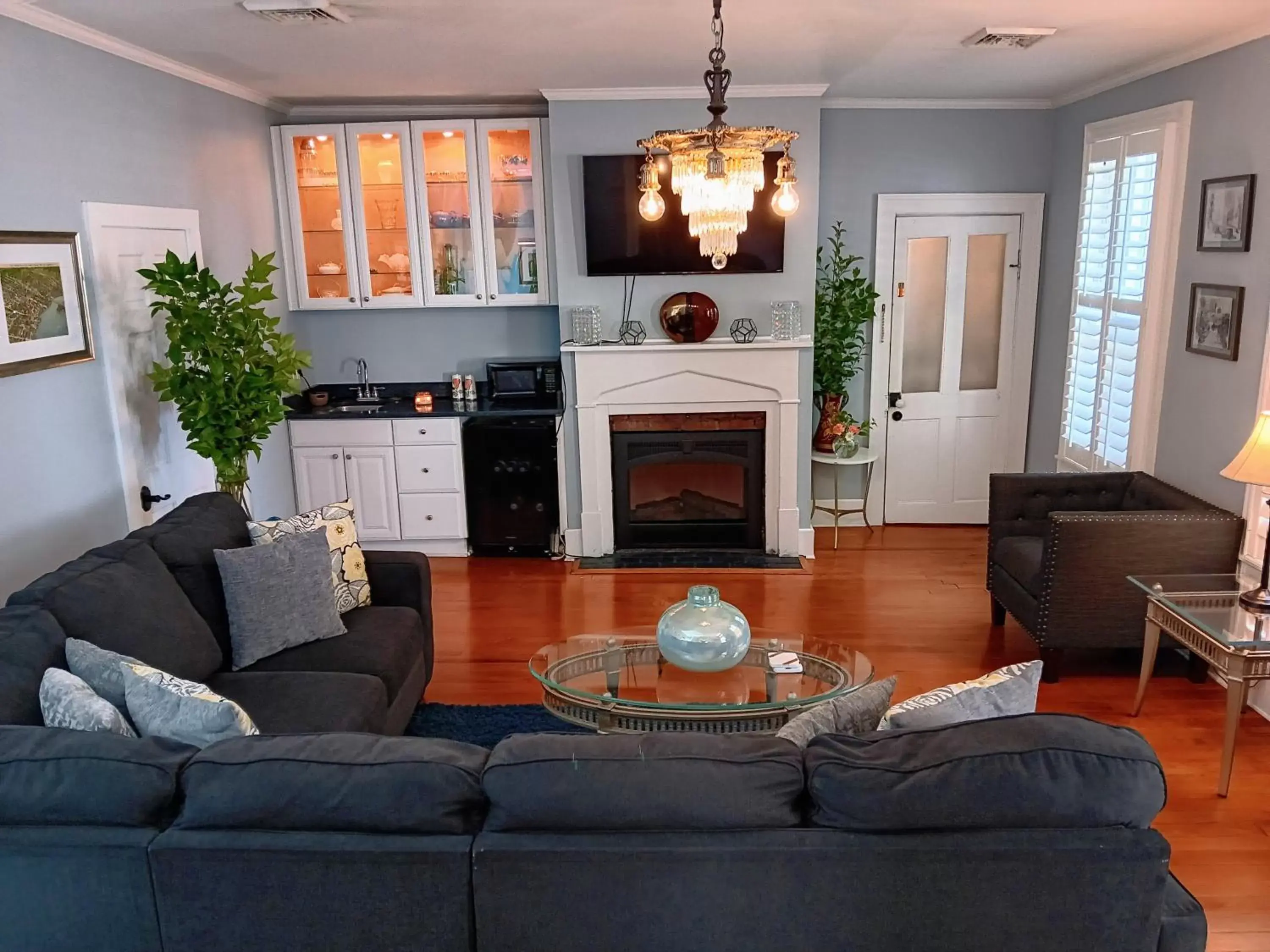 Living room, Seating Area in Blue Ruby at Grice-Fearing B&B