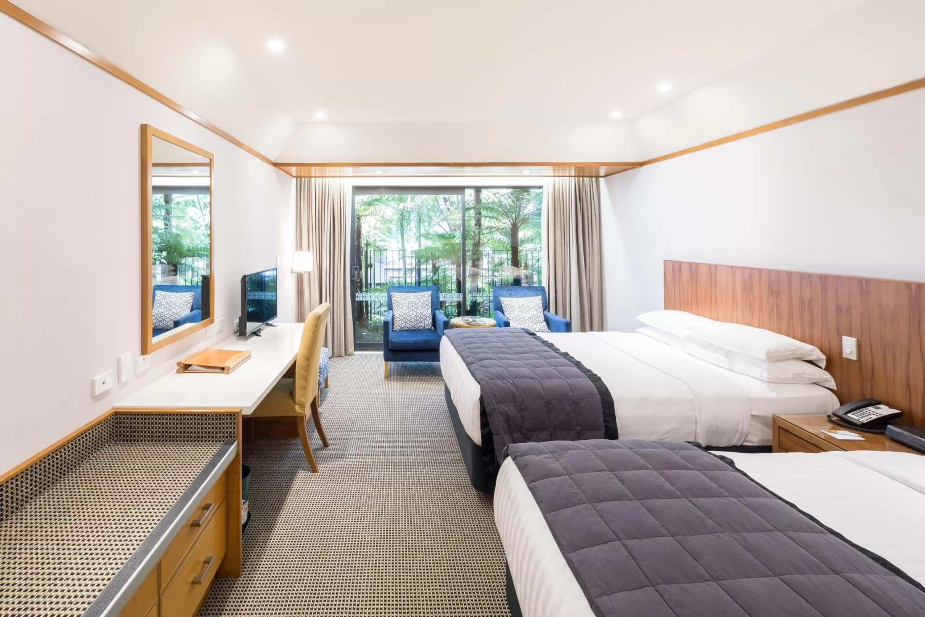 Patio, Bed in Commodore Airport Hotel Christchurch