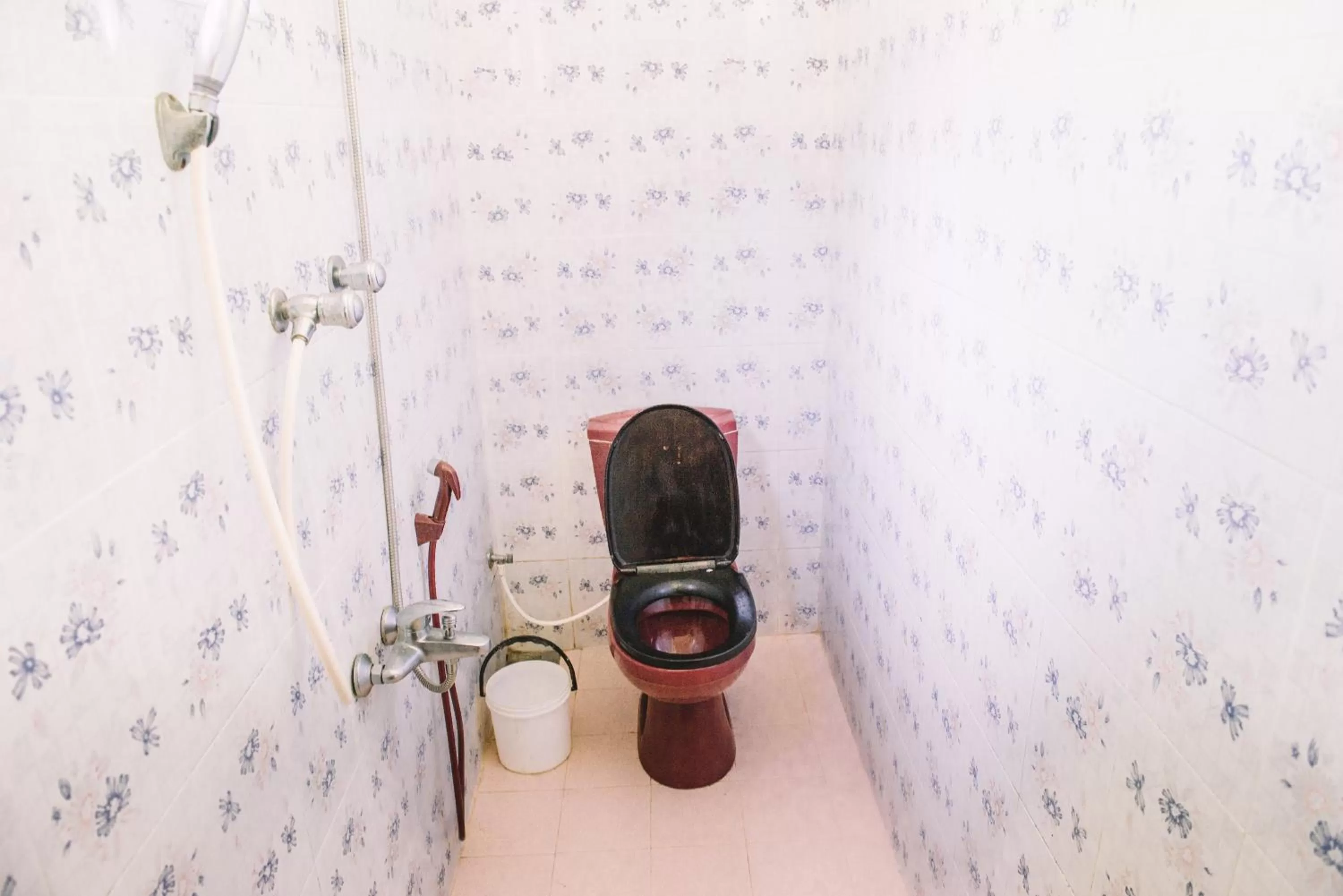 Shower in Kadolana Guest House