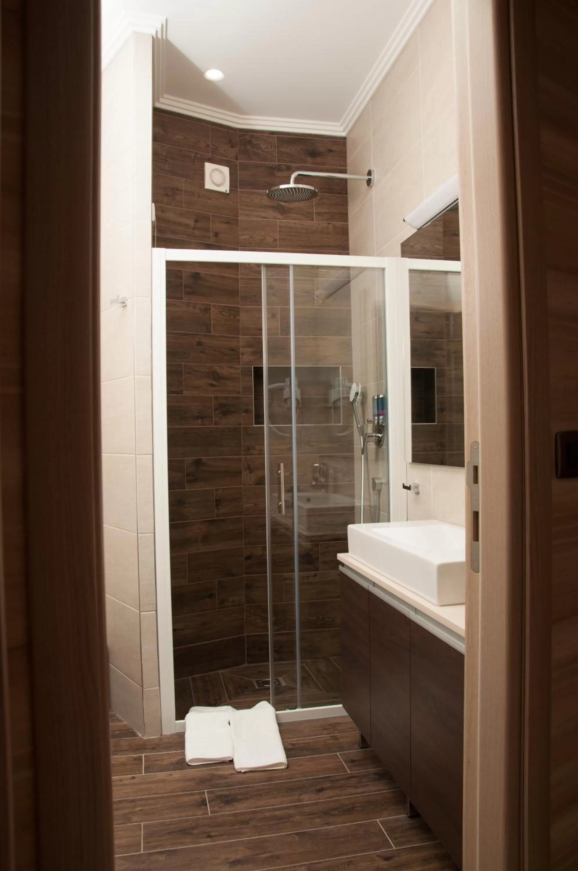 Shower in Garni Hotel Vigor - EV station