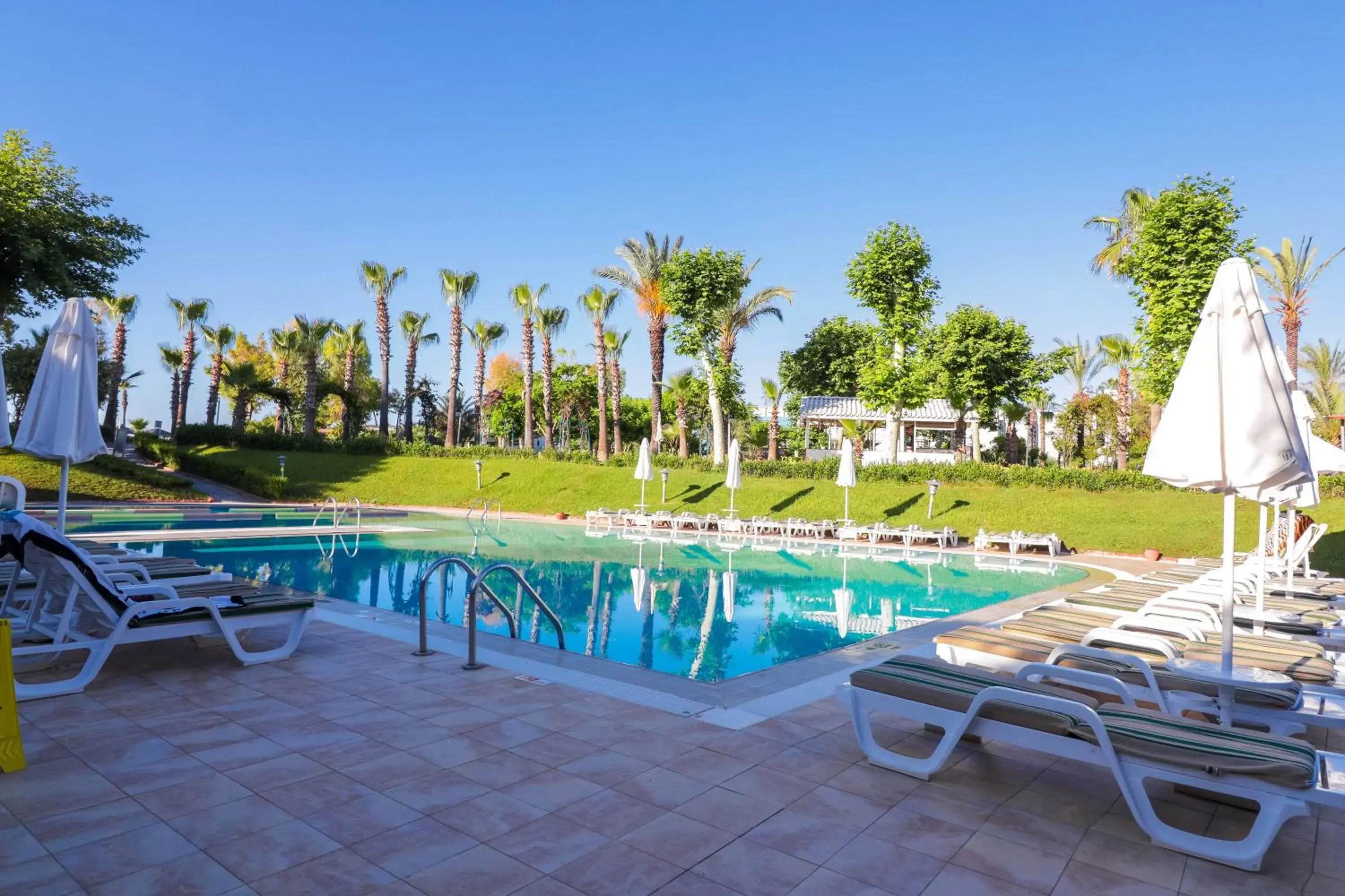 Swimming Pool in Queen's Park Le Jardin