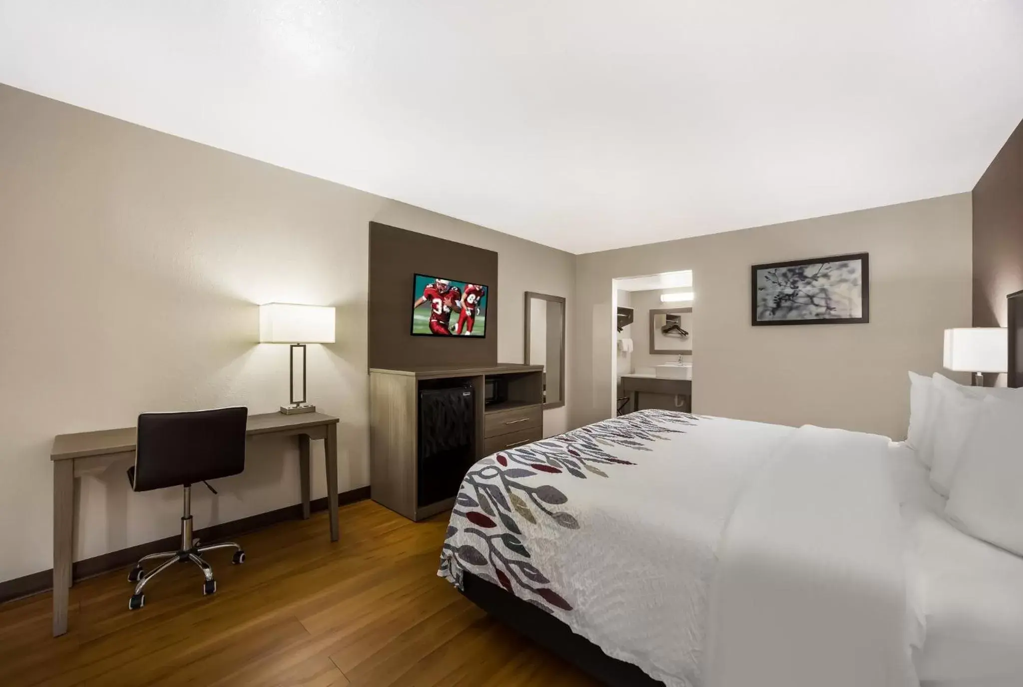 Photo of the whole room, TV/Entertainment Center in Red Roof Inn & Suites Thomasville