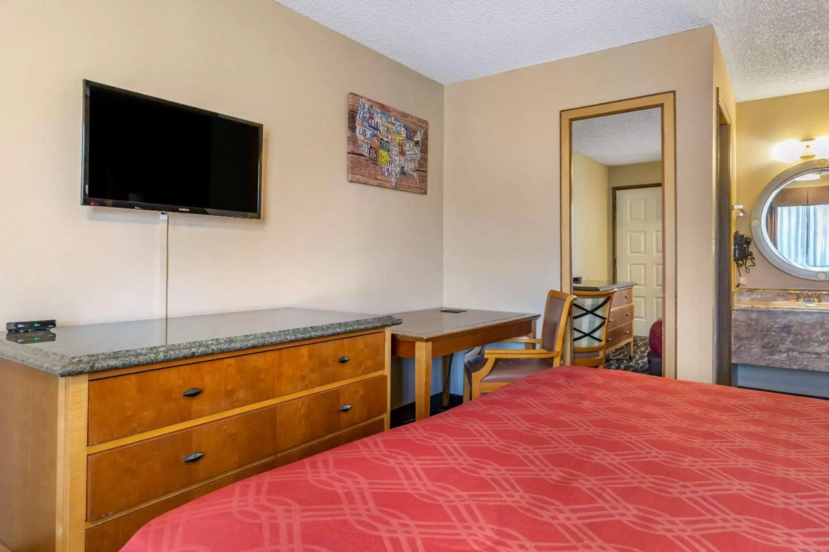 Photo of the whole room, TV/Entertainment Center in Econo Lodge Ellensburg