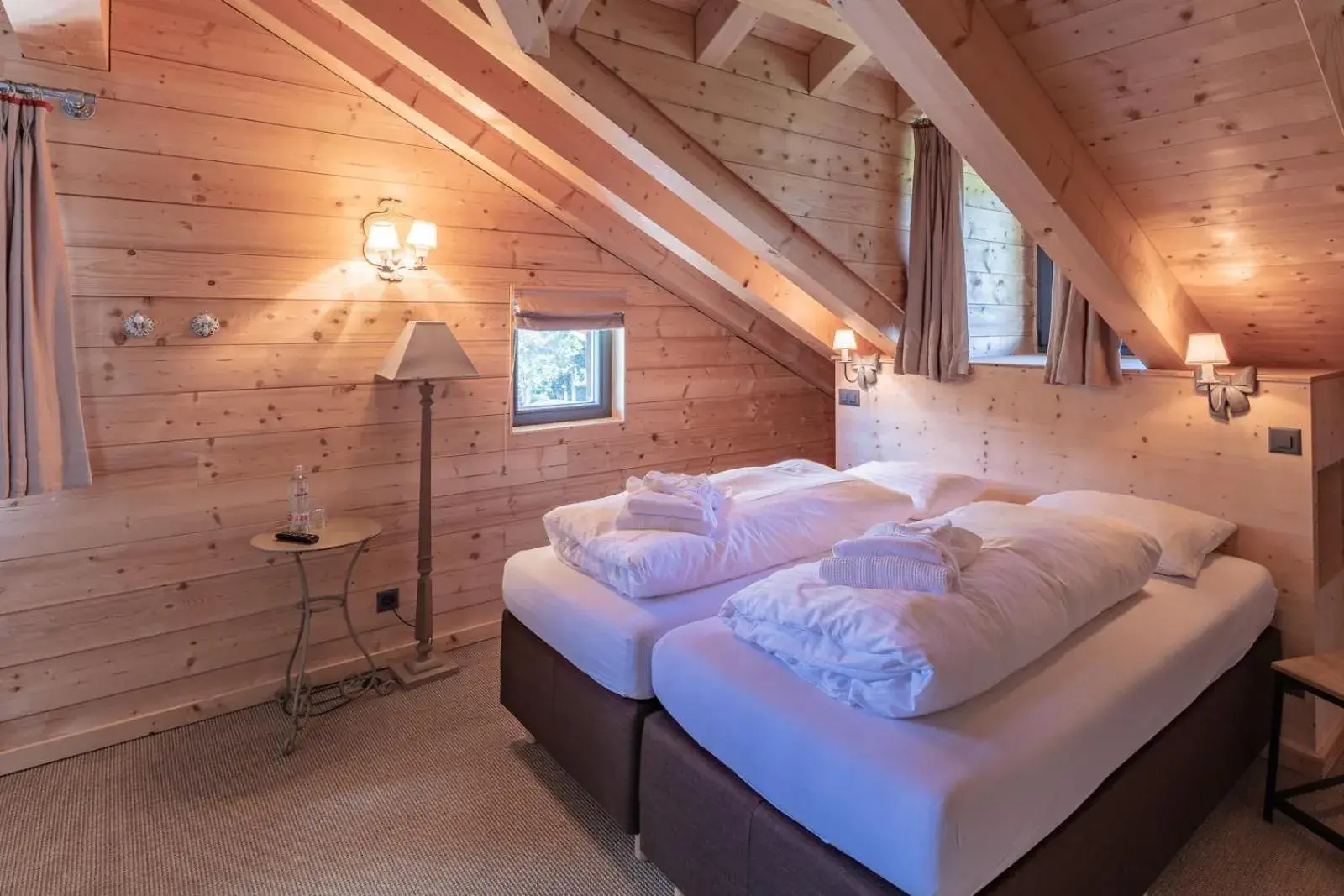 Bedroom, Bed in Rinderberg Swiss Alpine Lodge