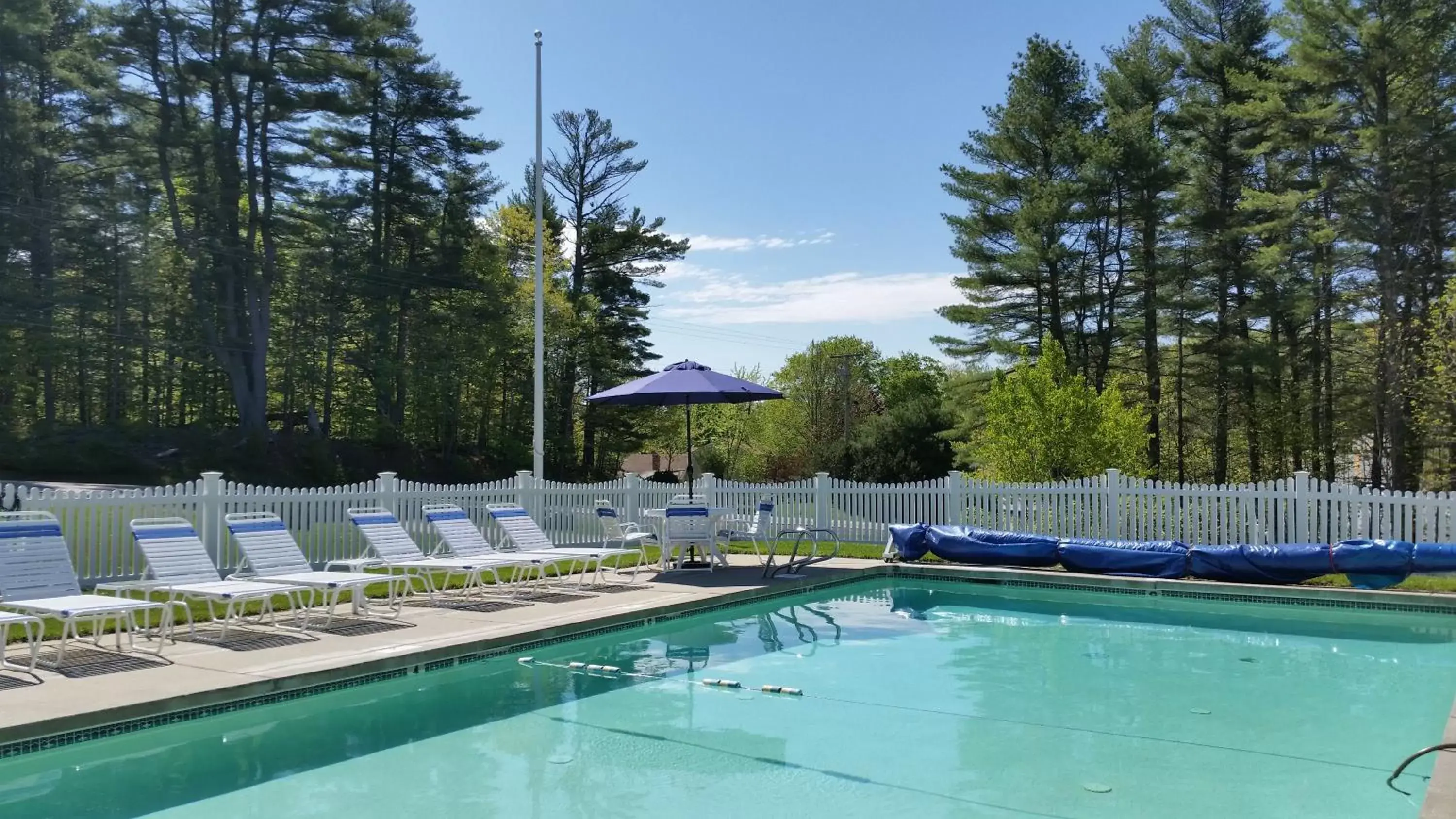 Swimming Pool in Cod Cove Inn