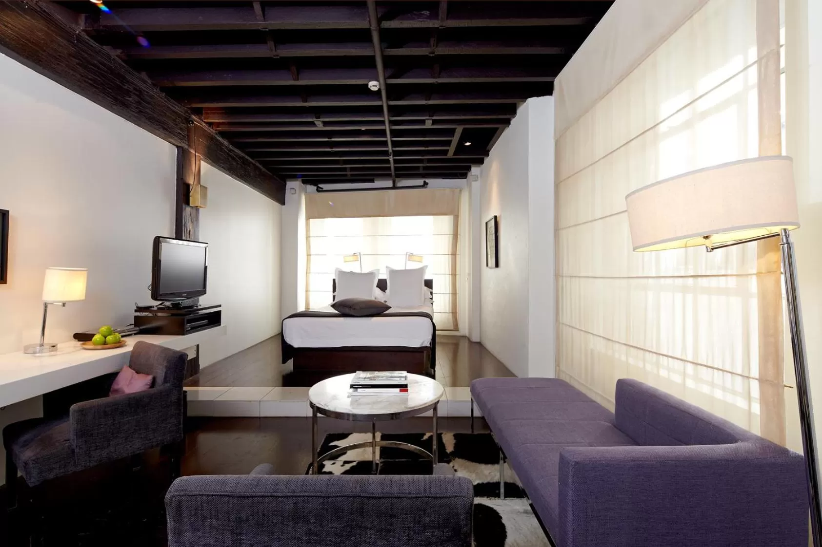 Living room, Bed in Establishment Hotel