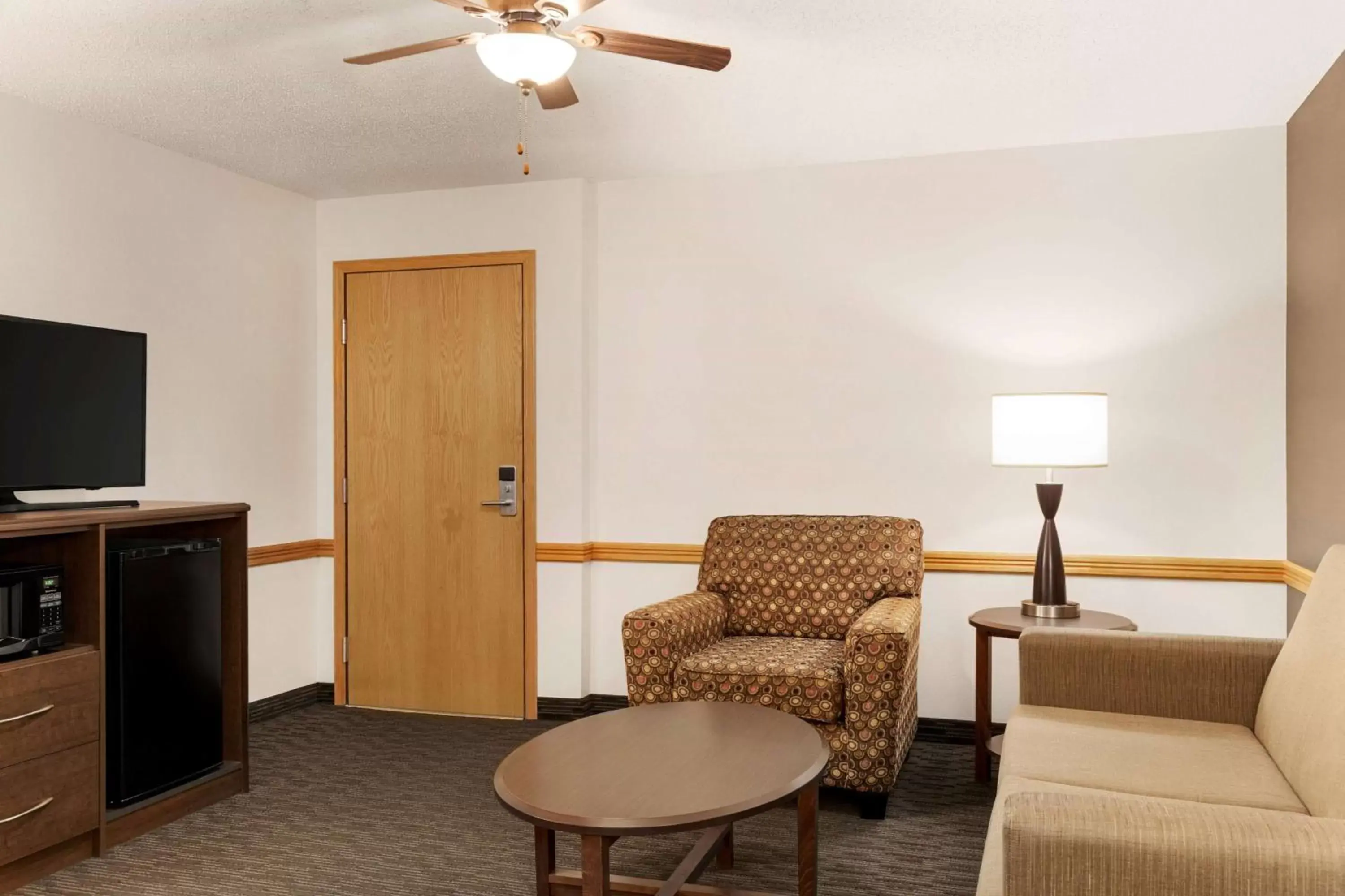 Bed, Seating Area in AmericInn by Wyndham Baudette