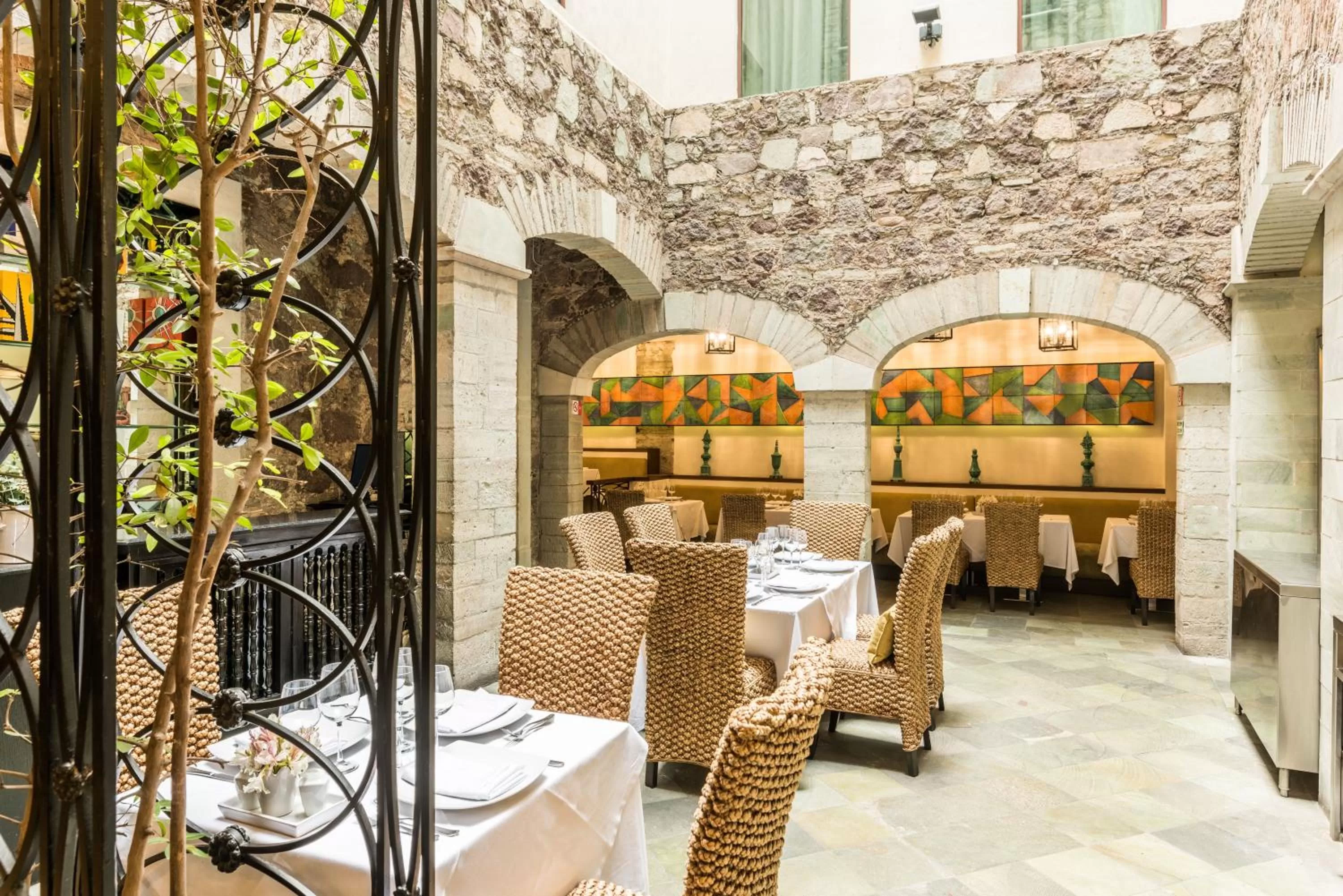 Restaurant/places to eat in Edelmira Hotel Boutique