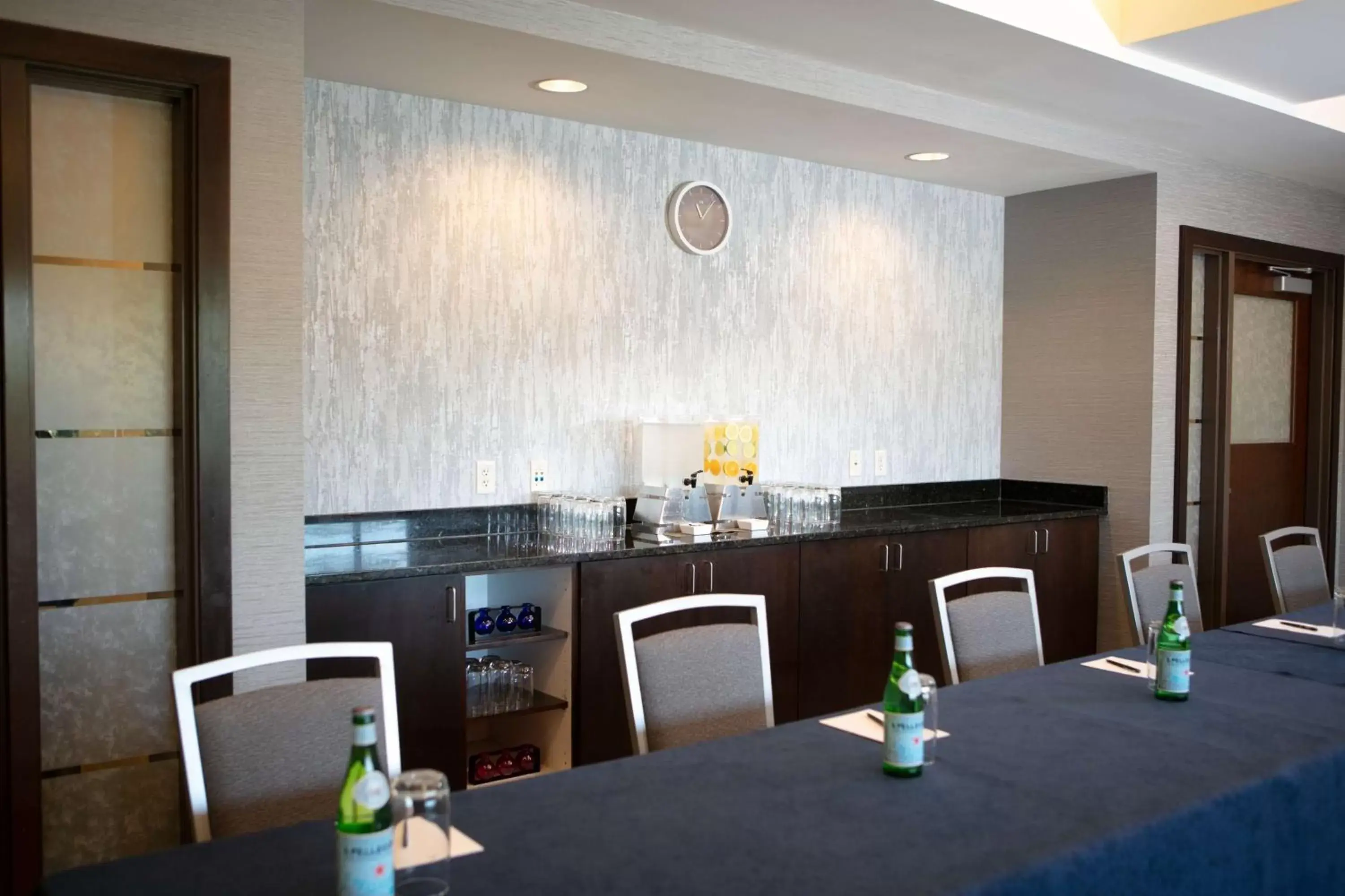 Meeting/conference room, Kitchen/Kitchenette in Hilton Minneapolis Bloomington