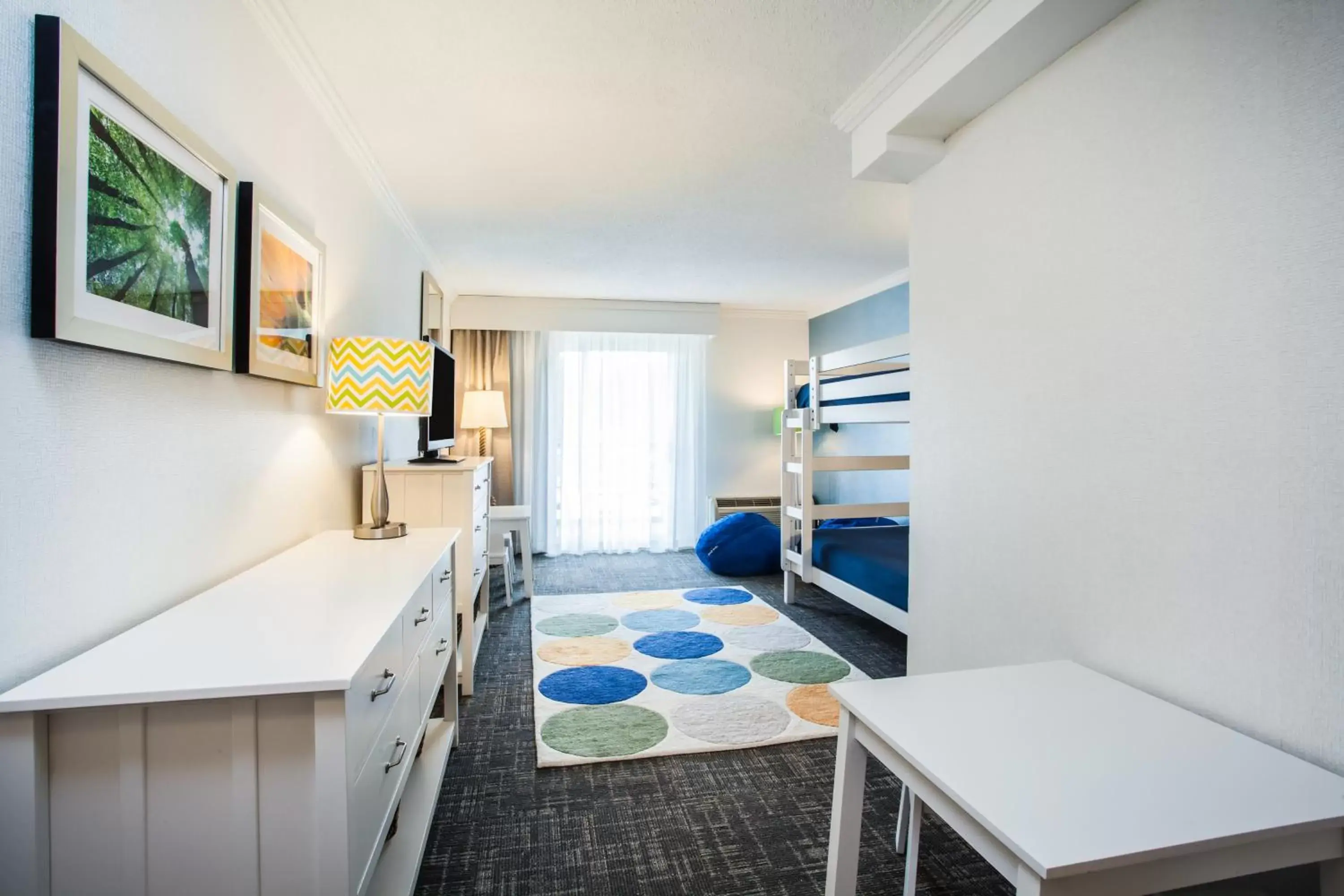 Photo of the whole room, Kitchen/Kitchenette in Holiday Inn Resort Lake George, an IHG Hotel