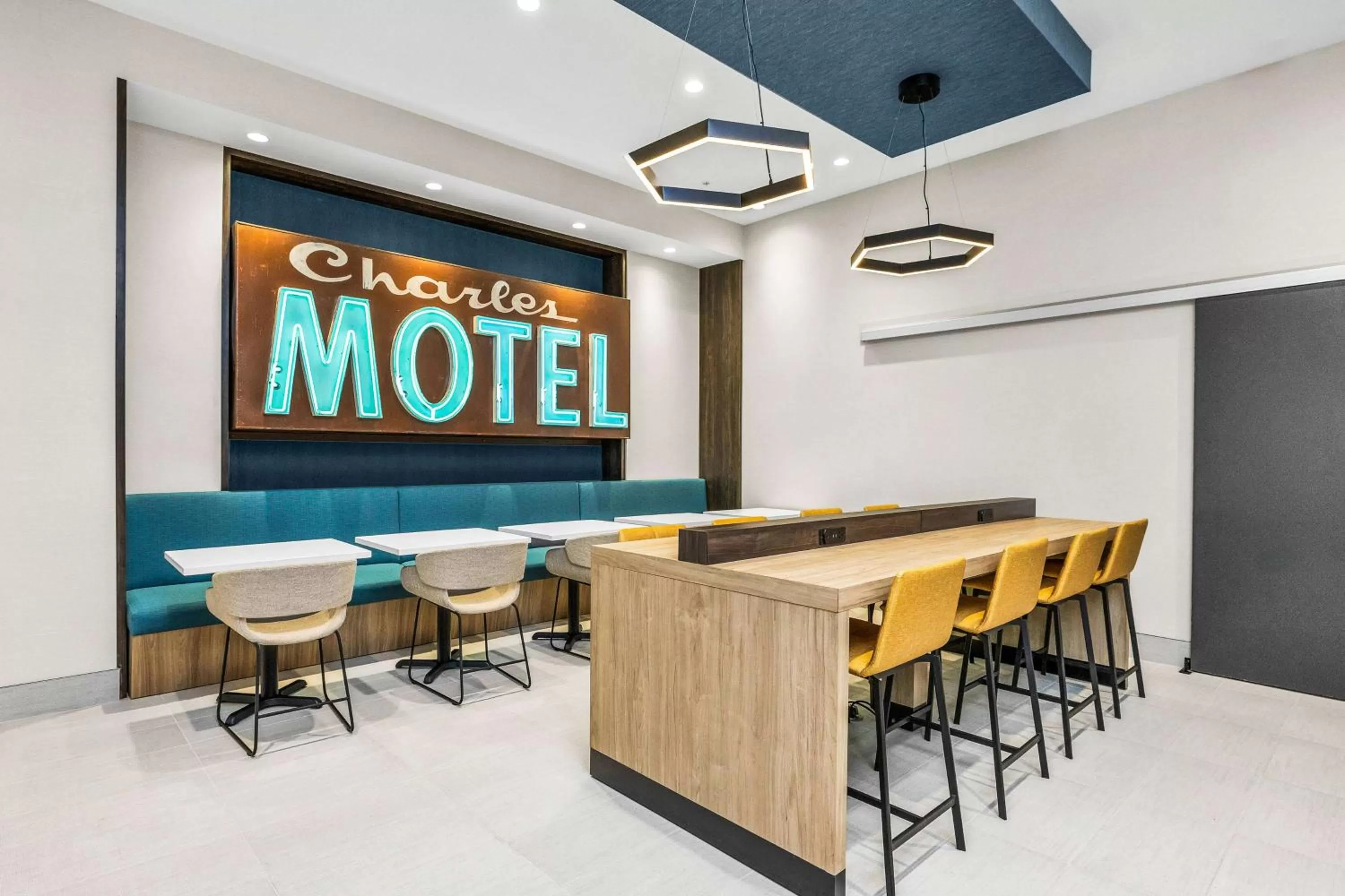 Restaurant/places to eat in La Quinta Inn & Suites by Wyndham San Jose Airport-Downtown